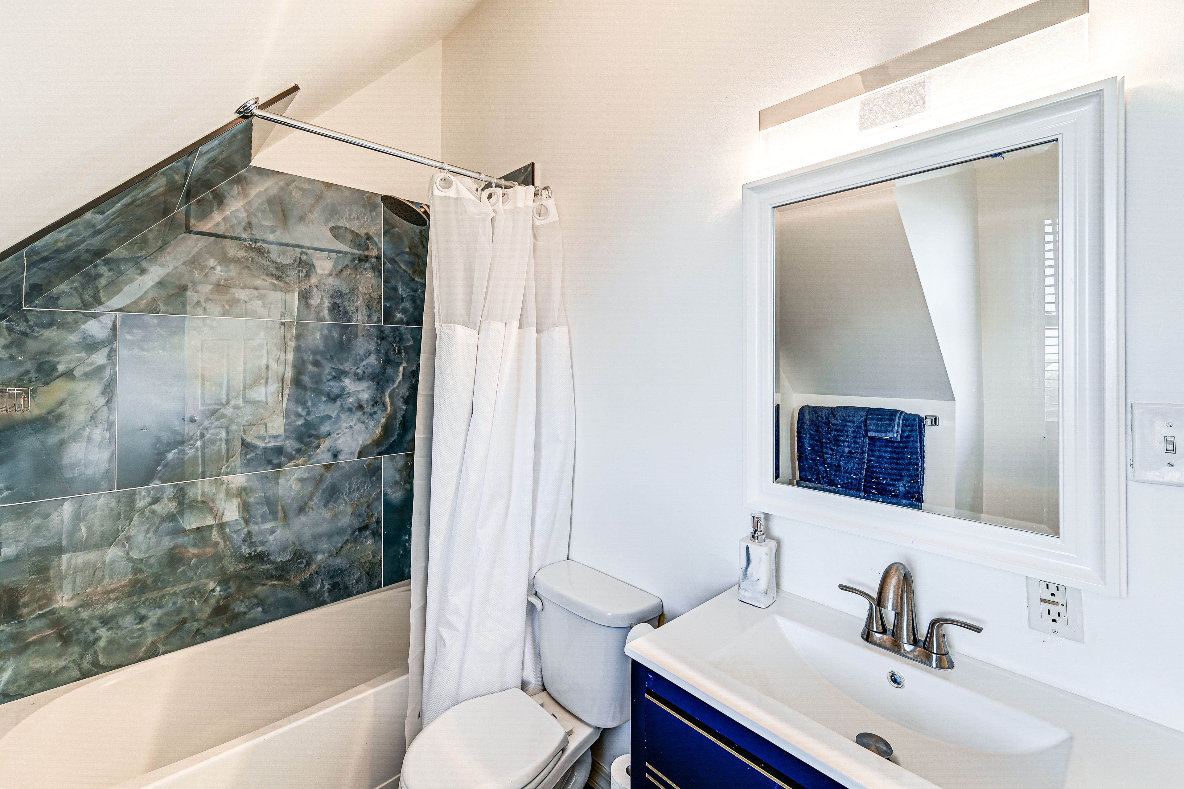 Full Bathroom | 3rd Floor