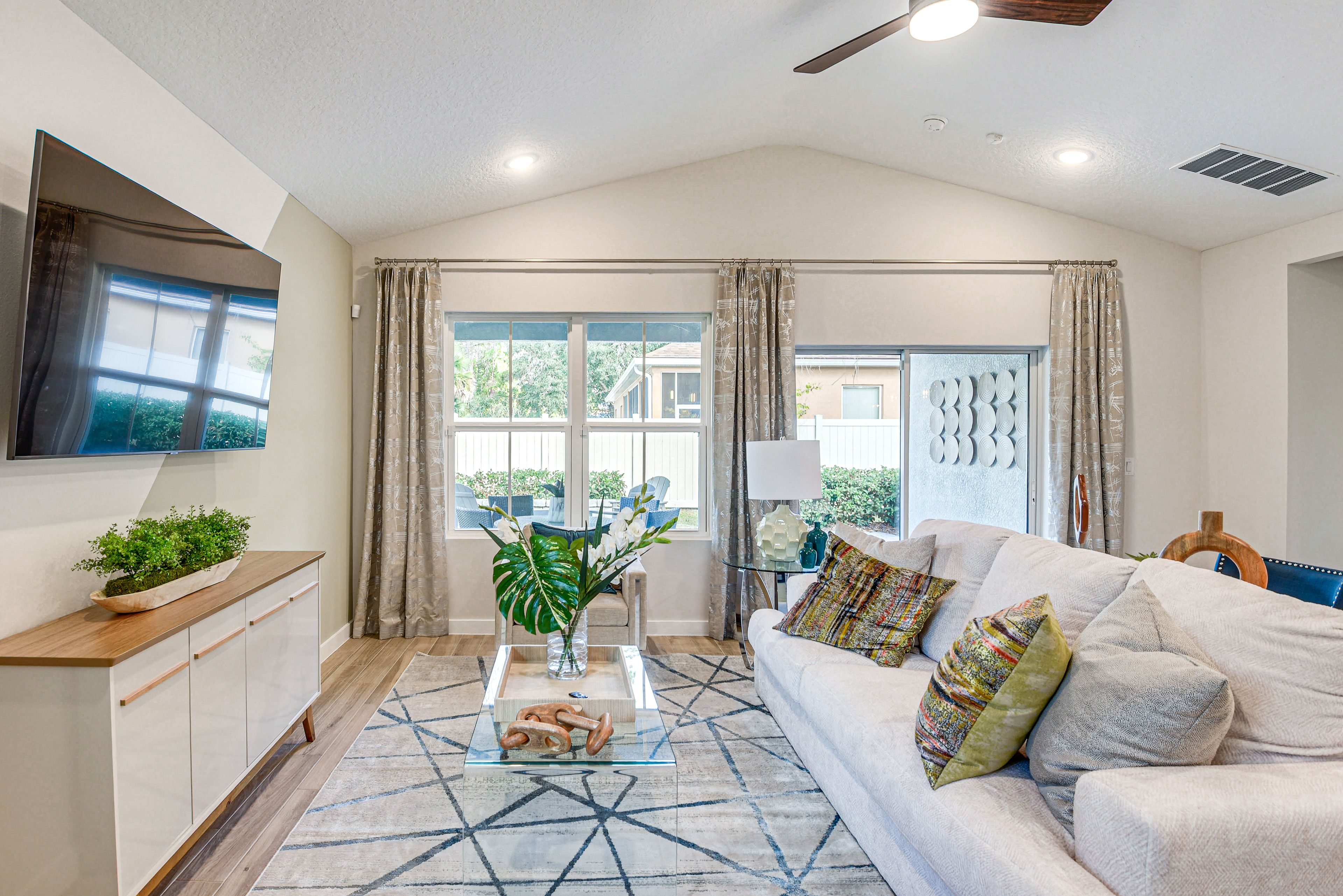 Living Room | Smart TV | Free WiFi | Central A/C & Heating