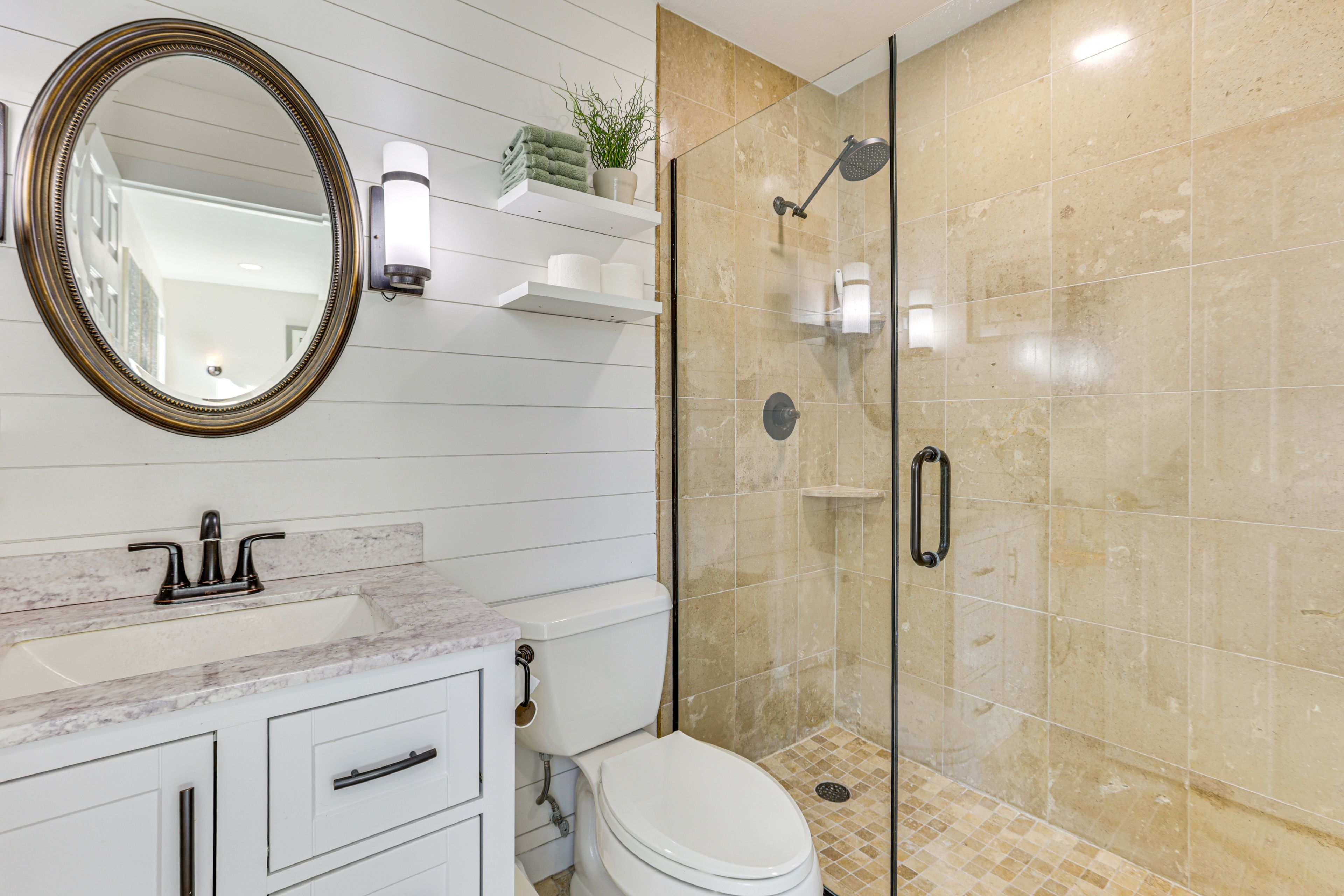 Full Bathroom | Towels Provided