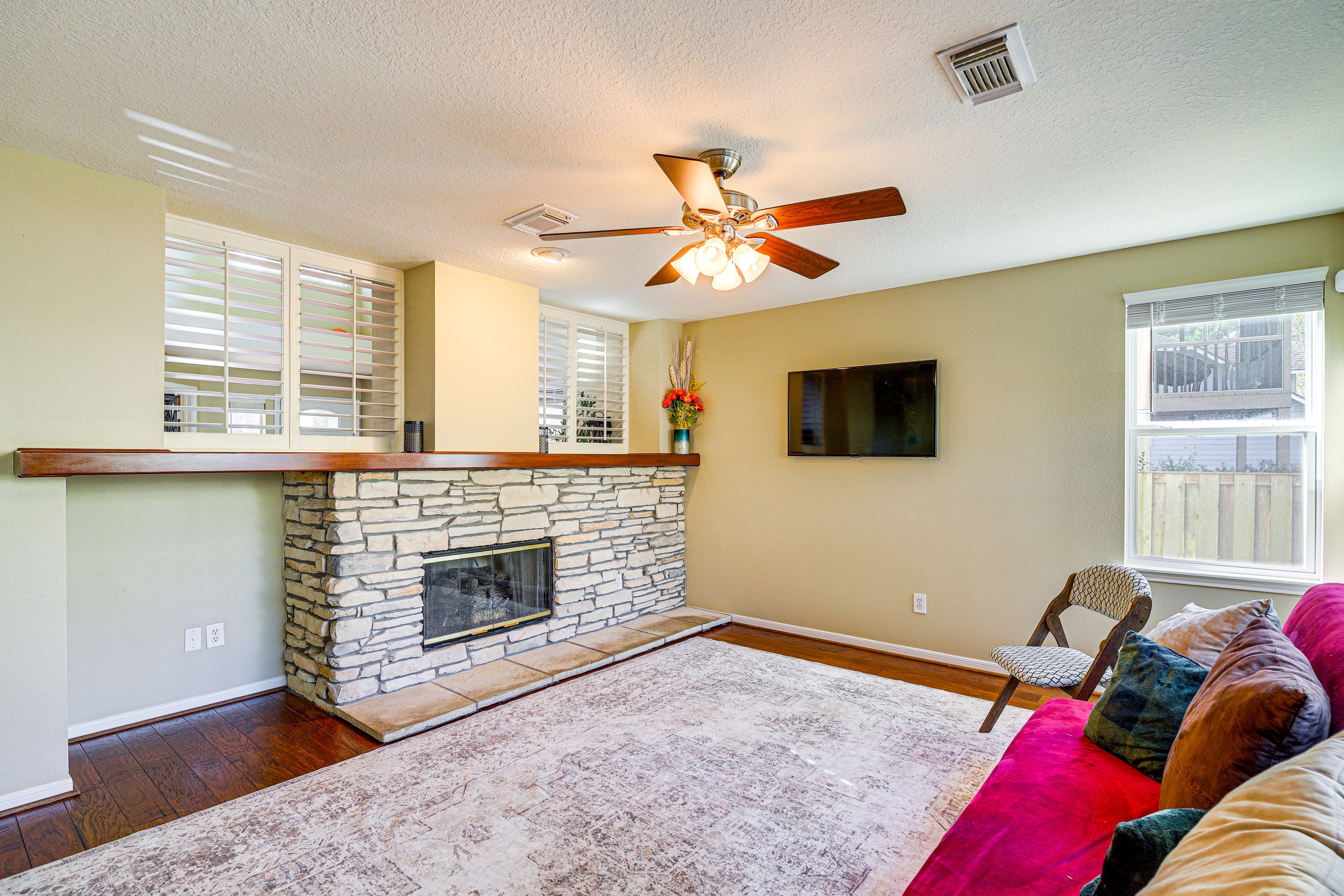 Living Room | 1st Floor | Smart TV | Central Heating & A/C | Free WiFi