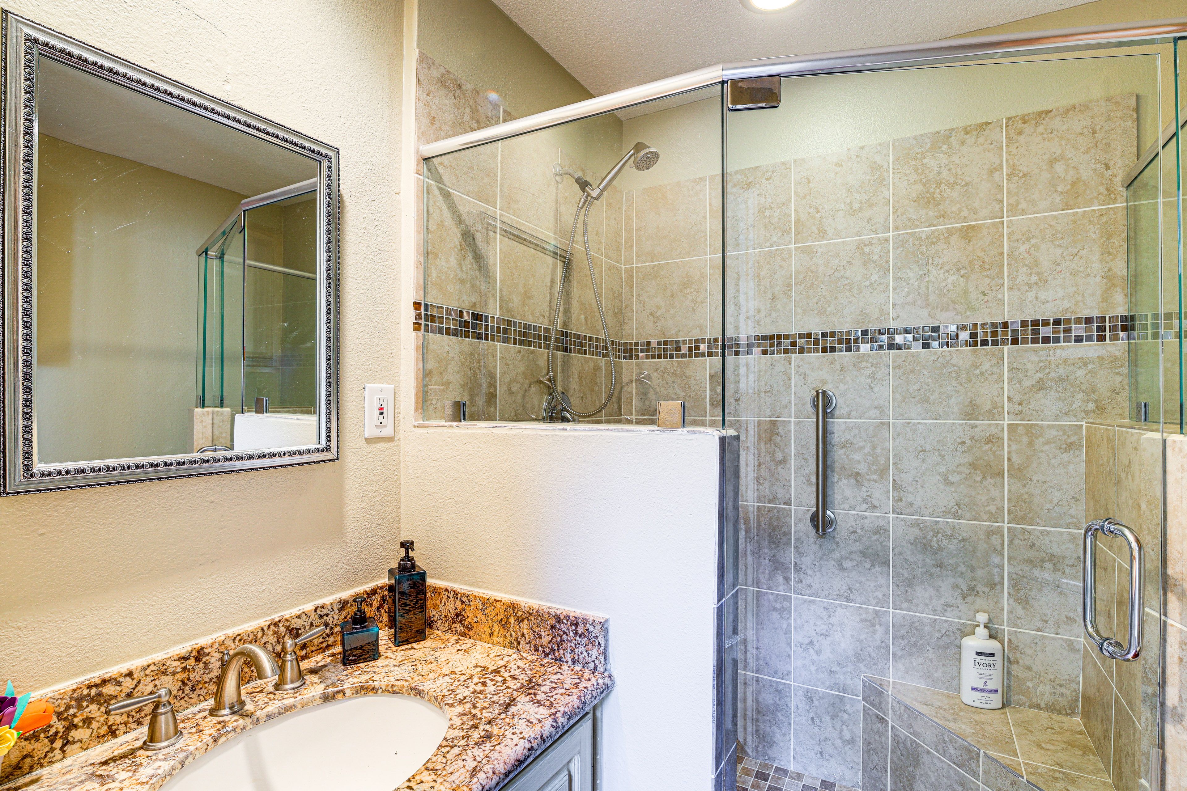 Full Bathroom | 1st Floor | Complimentary Toiletries | Towels Provided