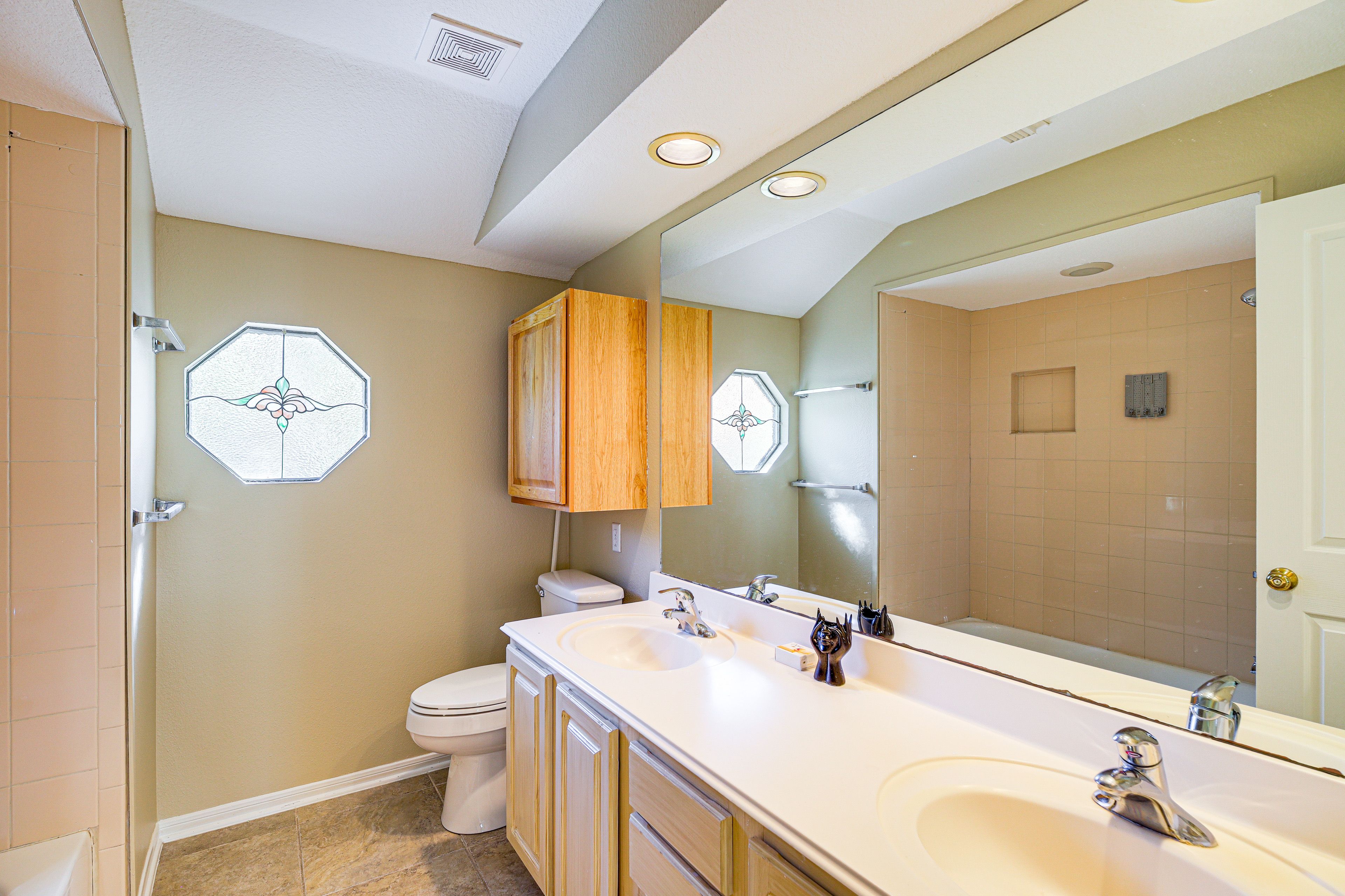 Full Bathroom | 2nd Floor