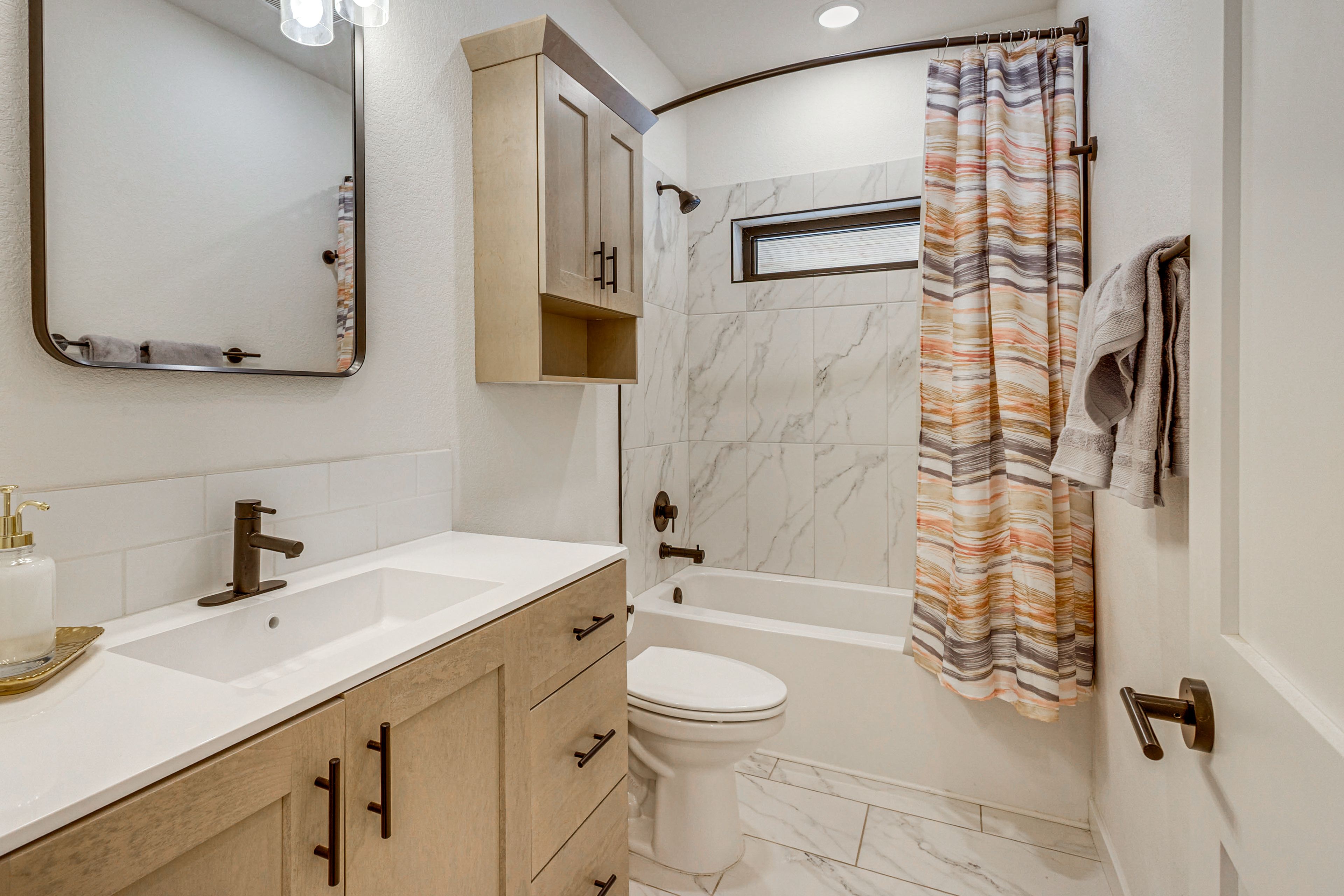 Full Bathroom | 2nd Floor