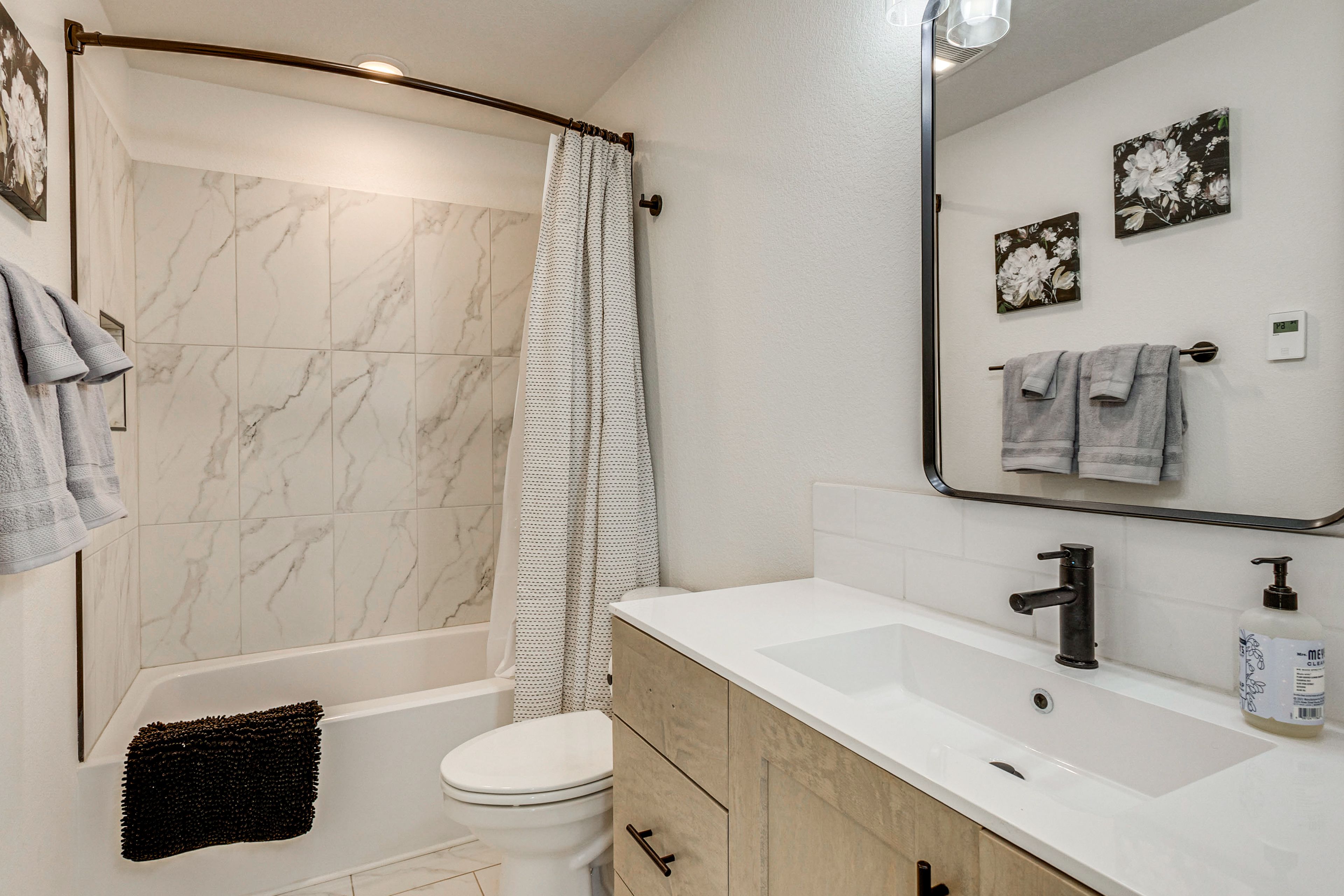 Full Bathroom | 2nd Floor