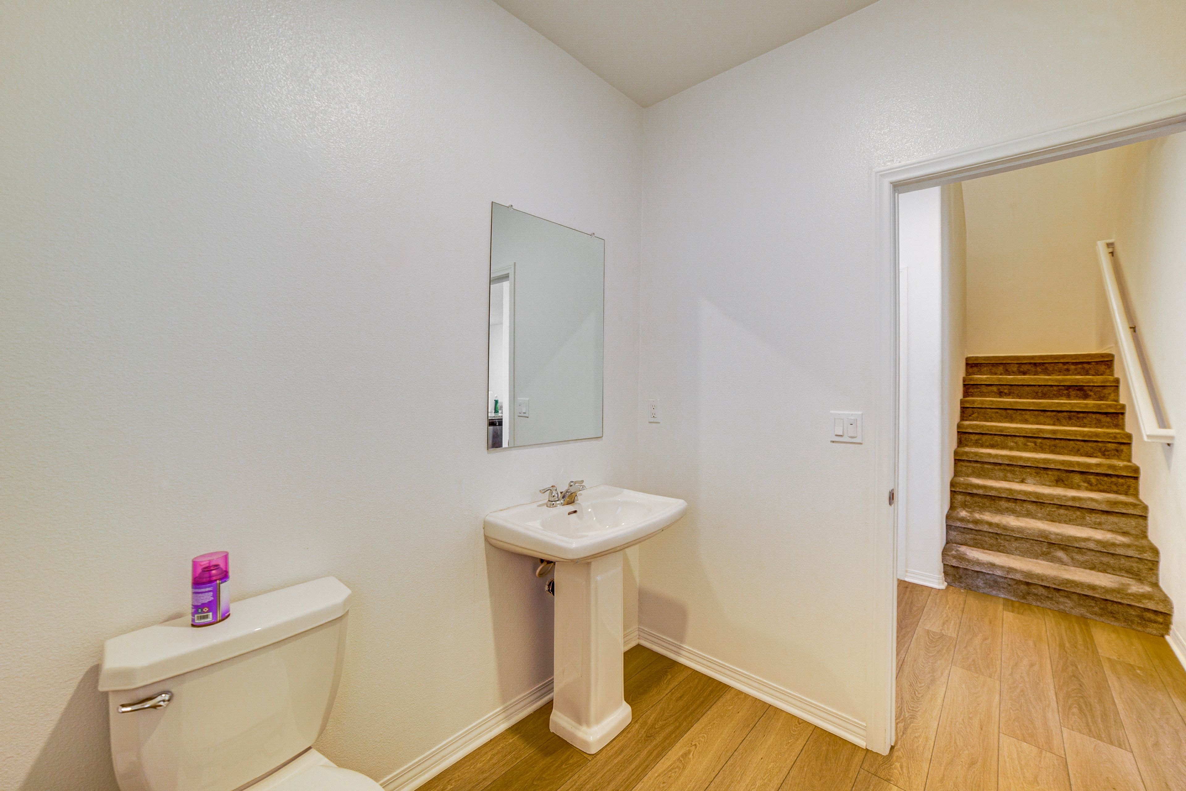 Half Bathroom | 1st Floor | Towels Provided