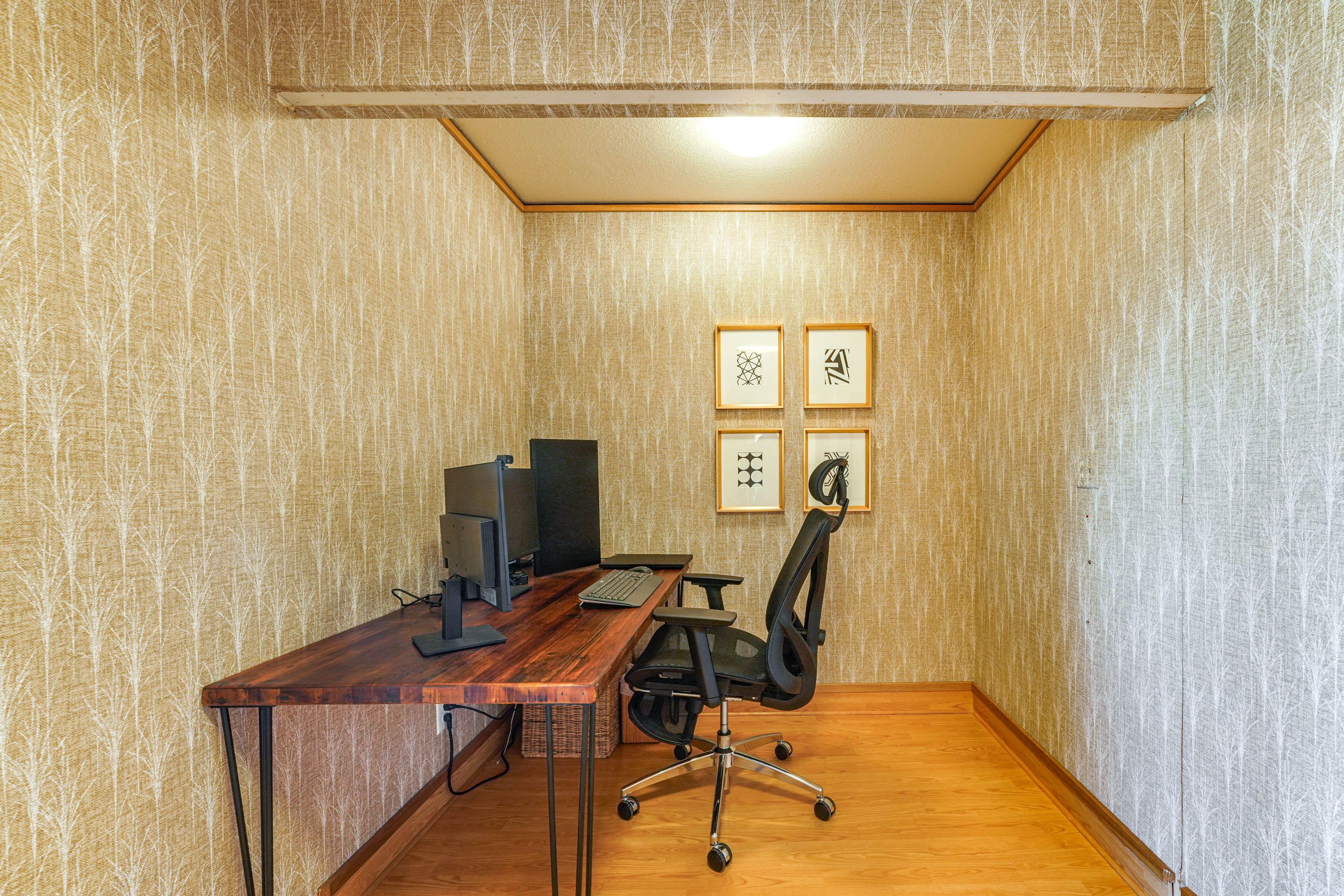 Office | Desk & Monitors