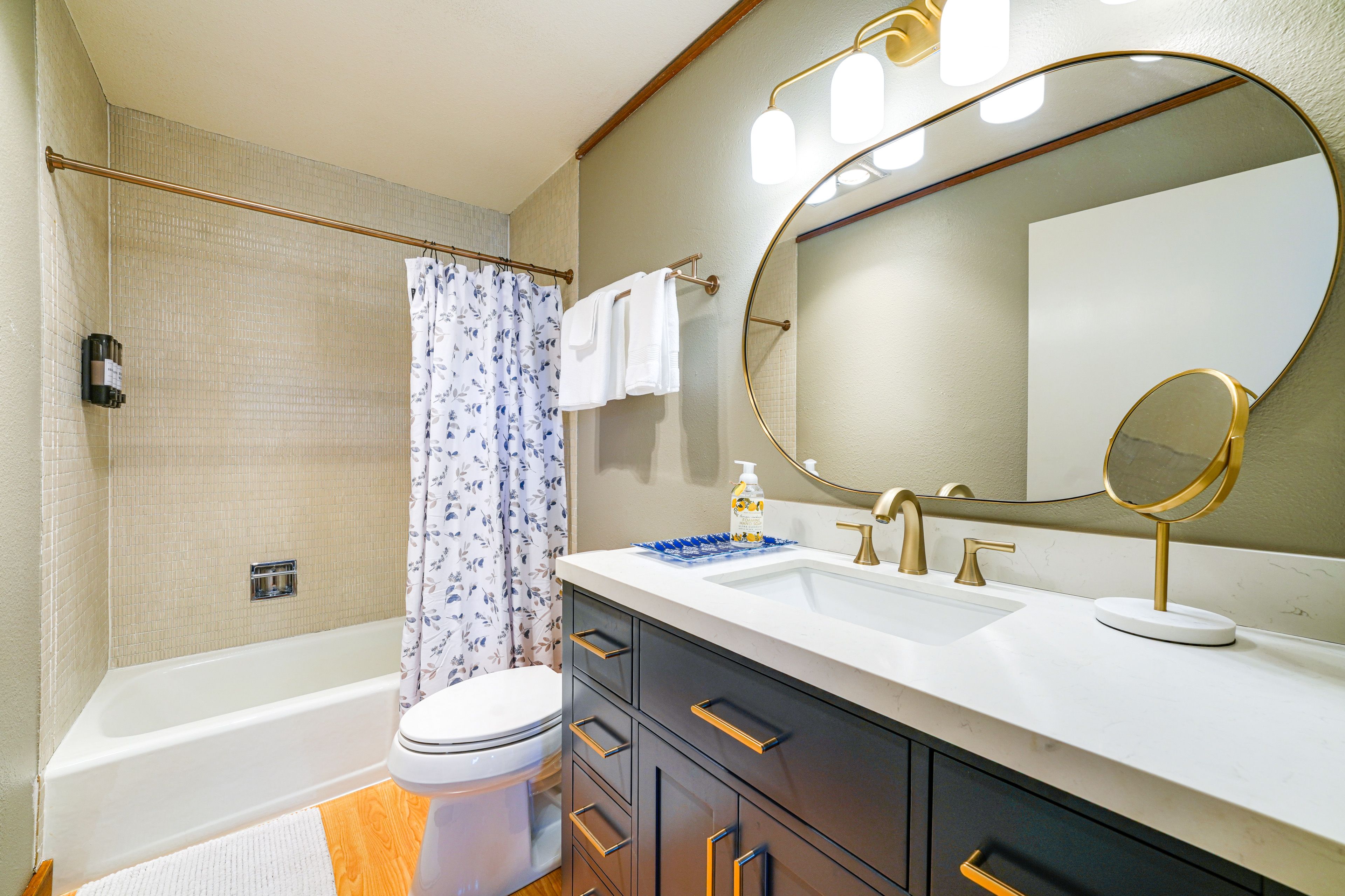 En-Suite Bathroom | Towels & Linens Provided