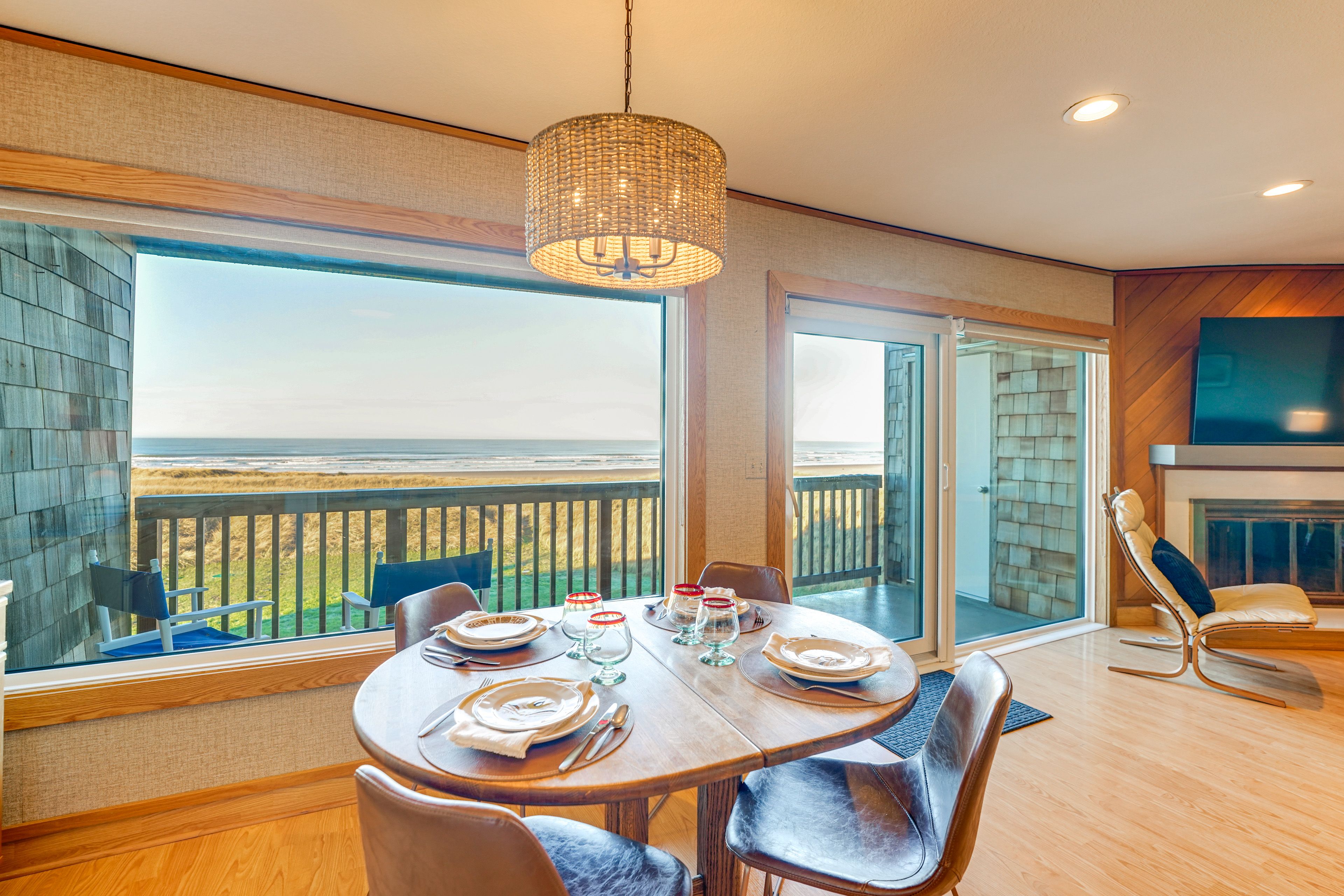 Dining Area | Dishes & Flatware Provided