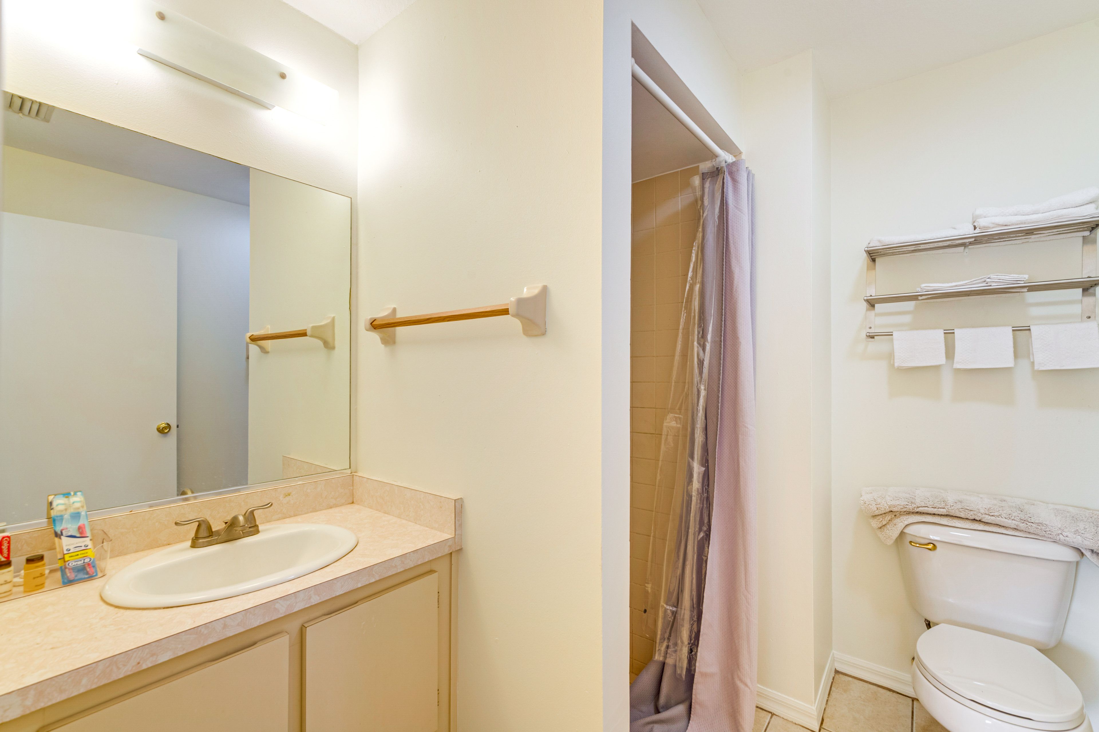 Full Bathroom | Complimentary Toiletries | Towels Provided