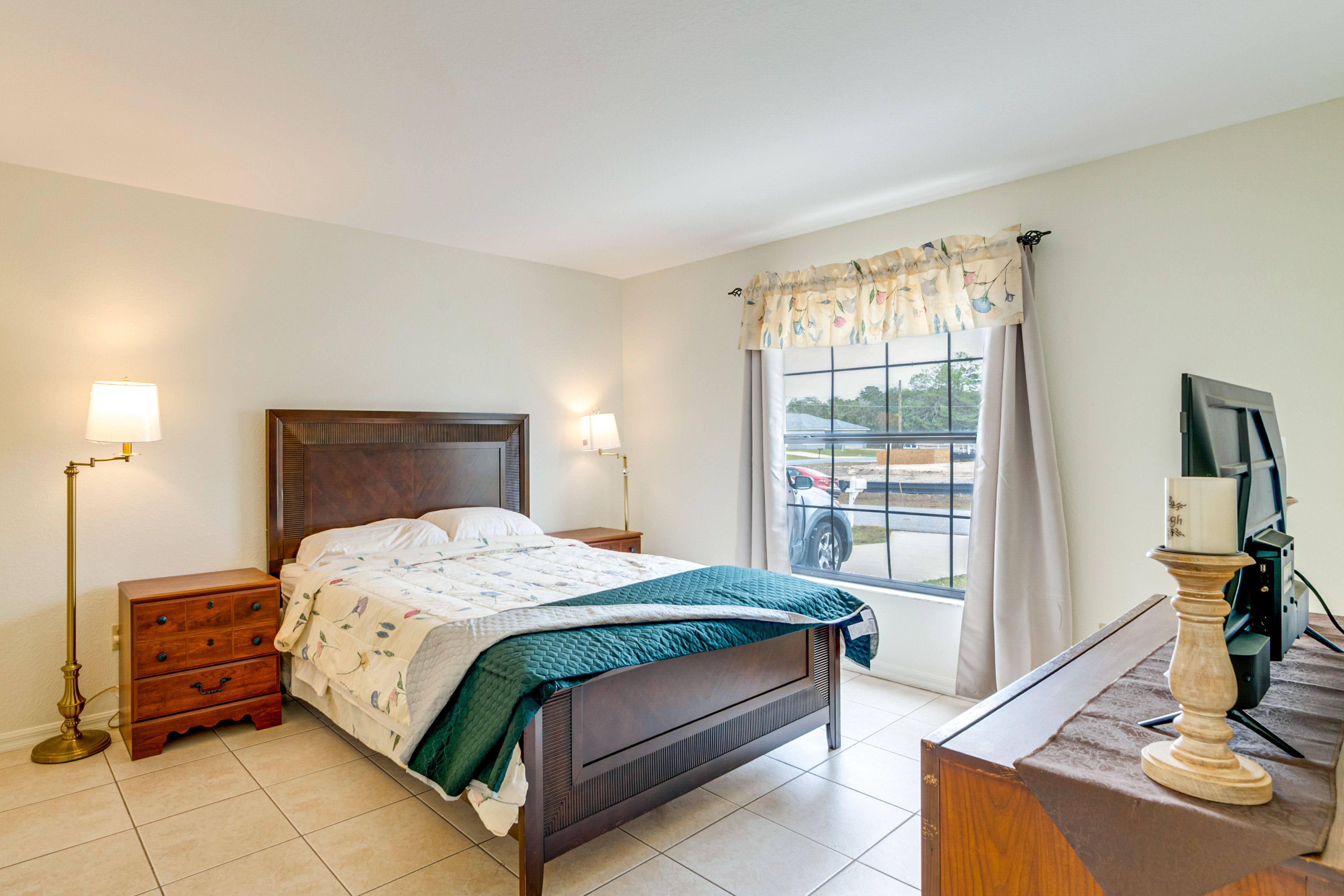 Bedroom 1 | Queen Bed | Linens Provided | Walk-In Closet | En-Suite Bathroom