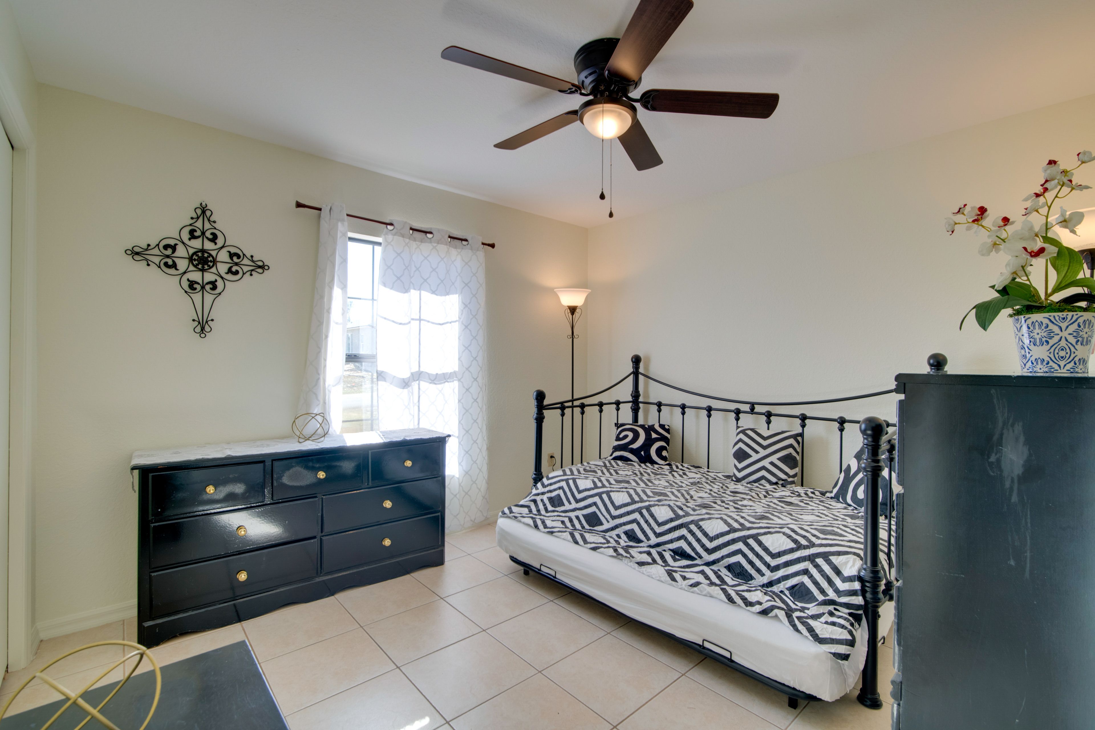 Bedroom 3 | Twin Daybed w/ Twin Trundle