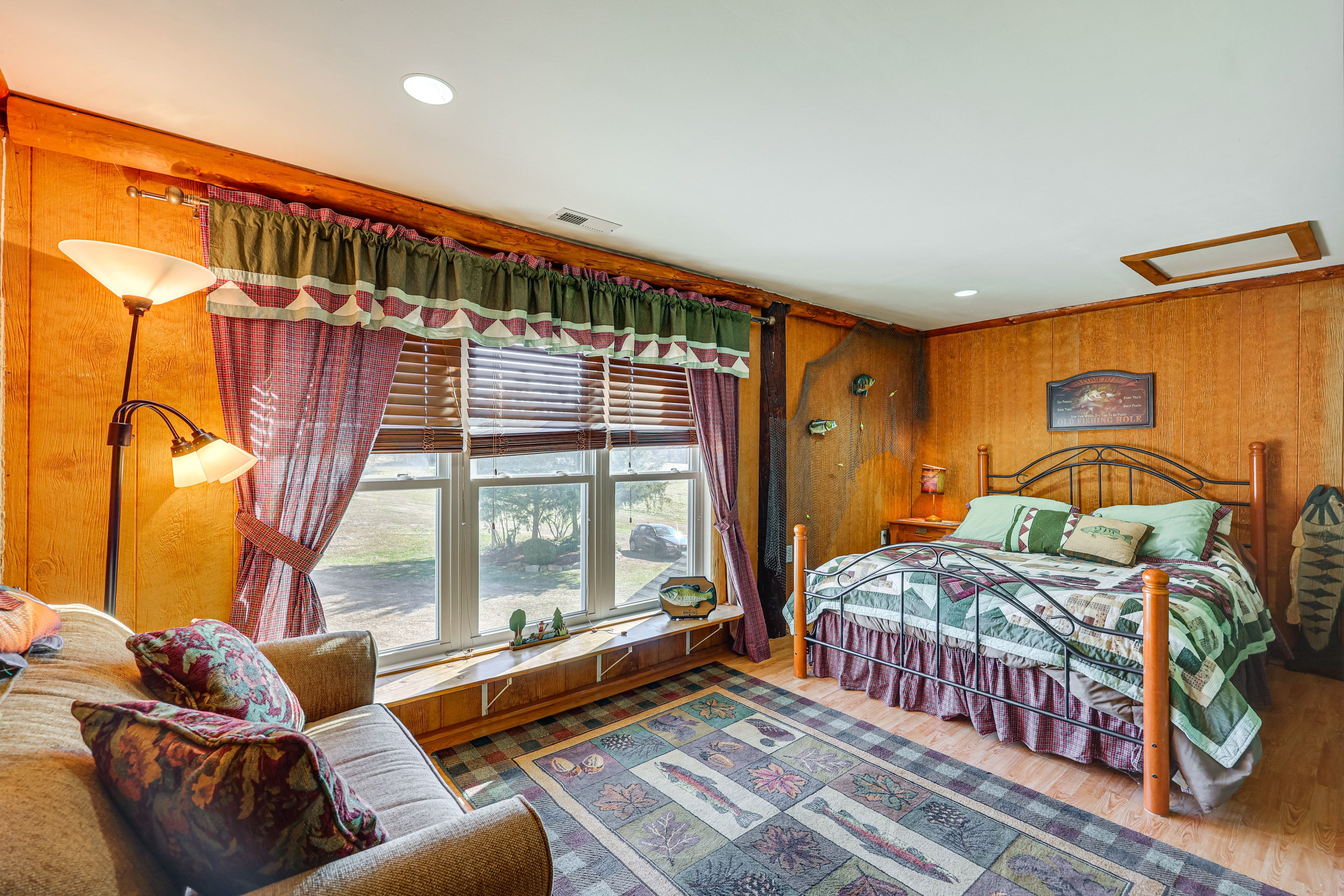 Bedroom 2 | Queen Bed | Main Floor