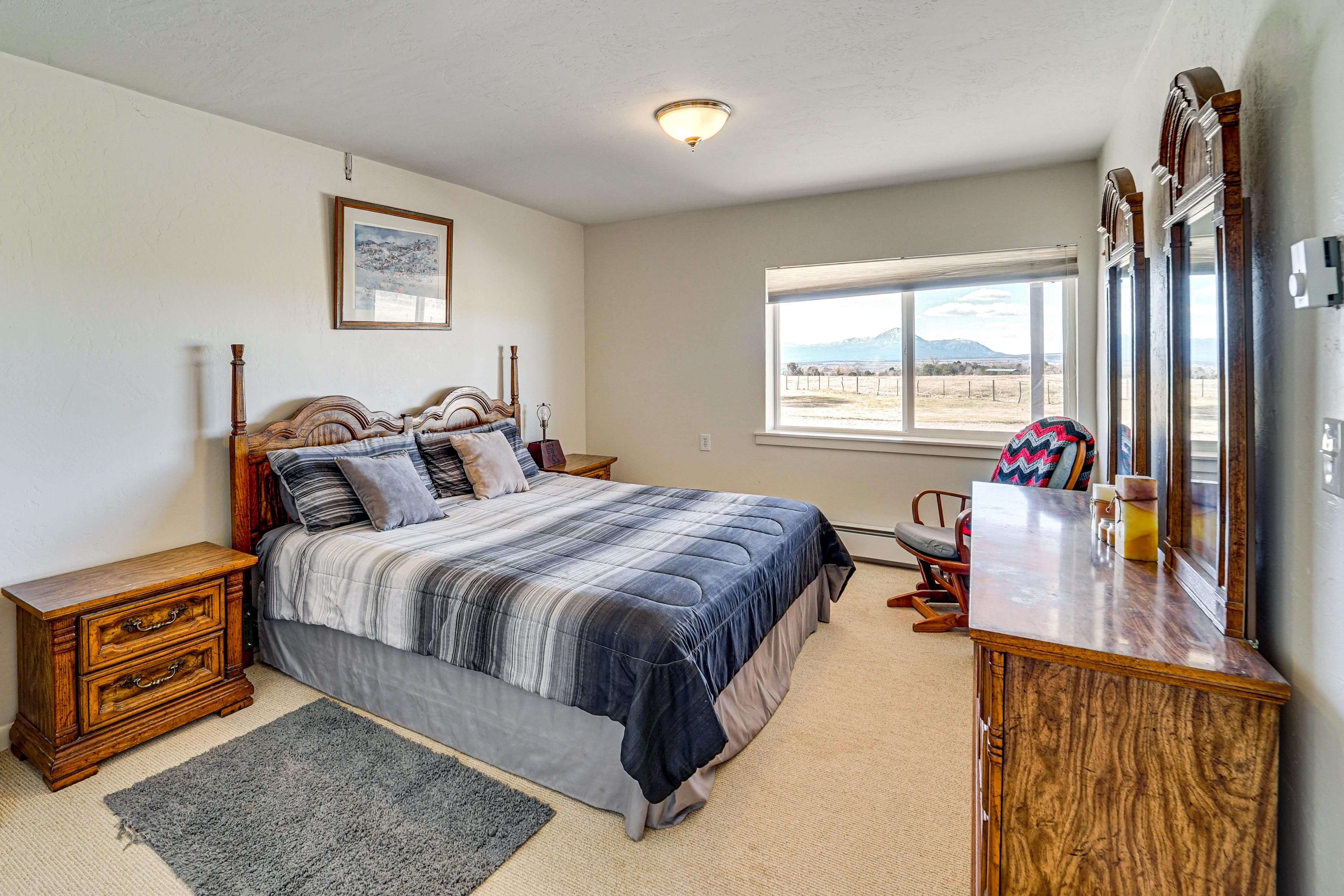 Bedroom 2 | Basement | Queen Bed