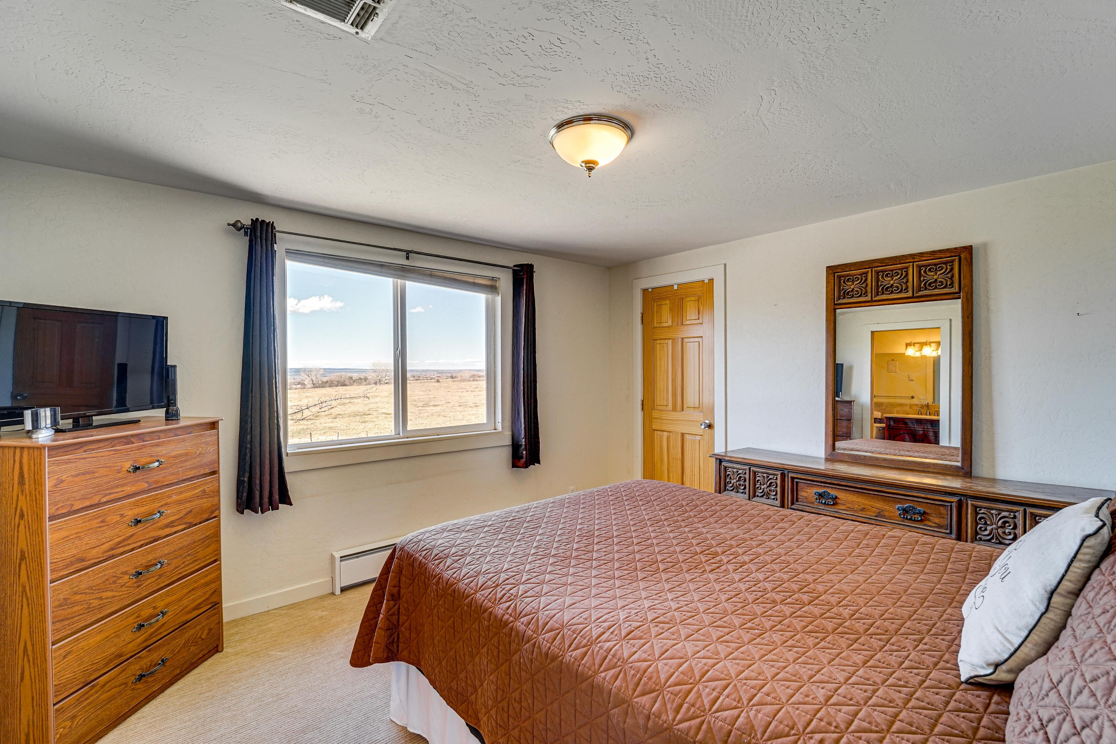 Bedroom 1 | 1st Floor | Queen Bed