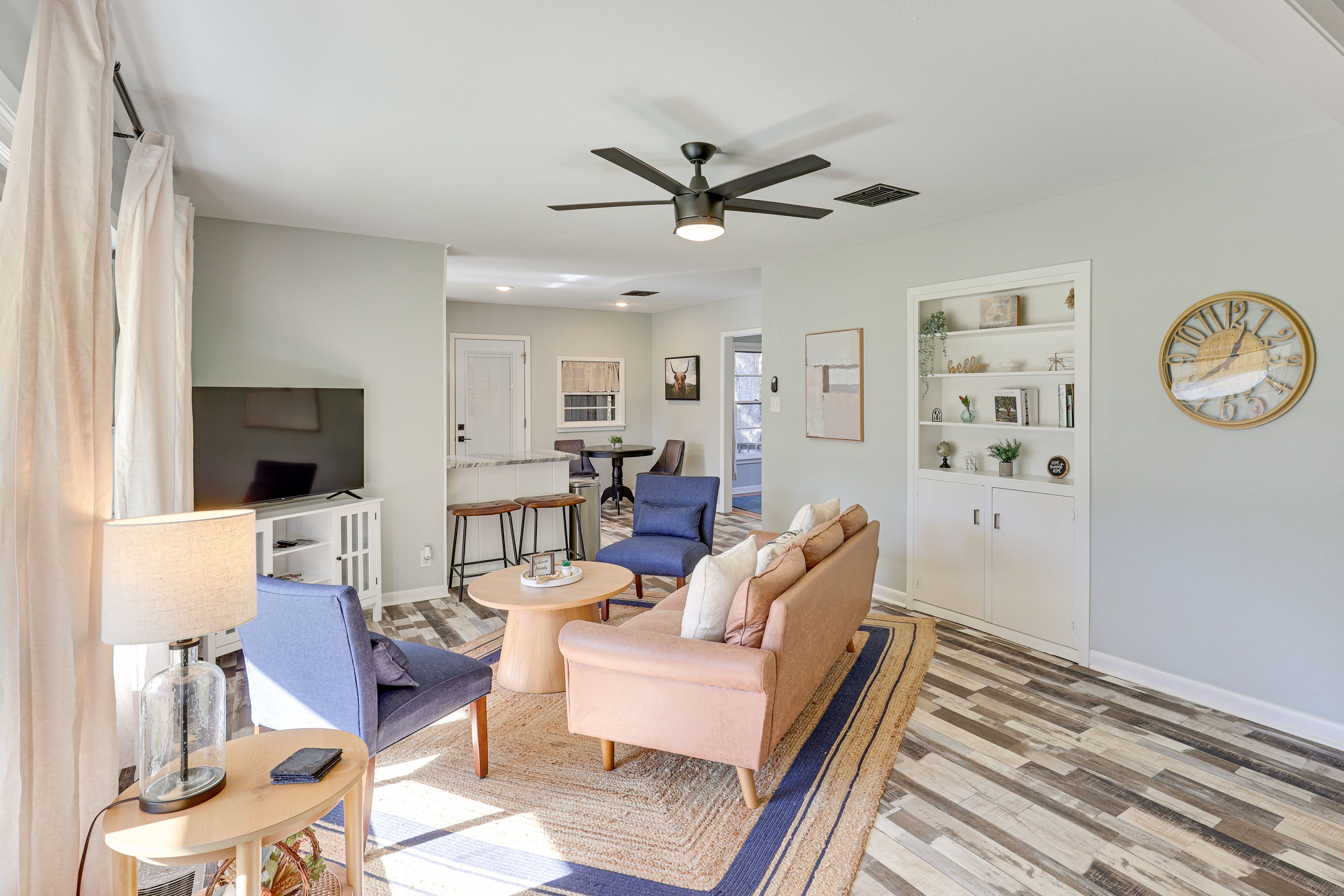 Front Living Room | Free WiFi | Smart TV | Central A/C & Heat