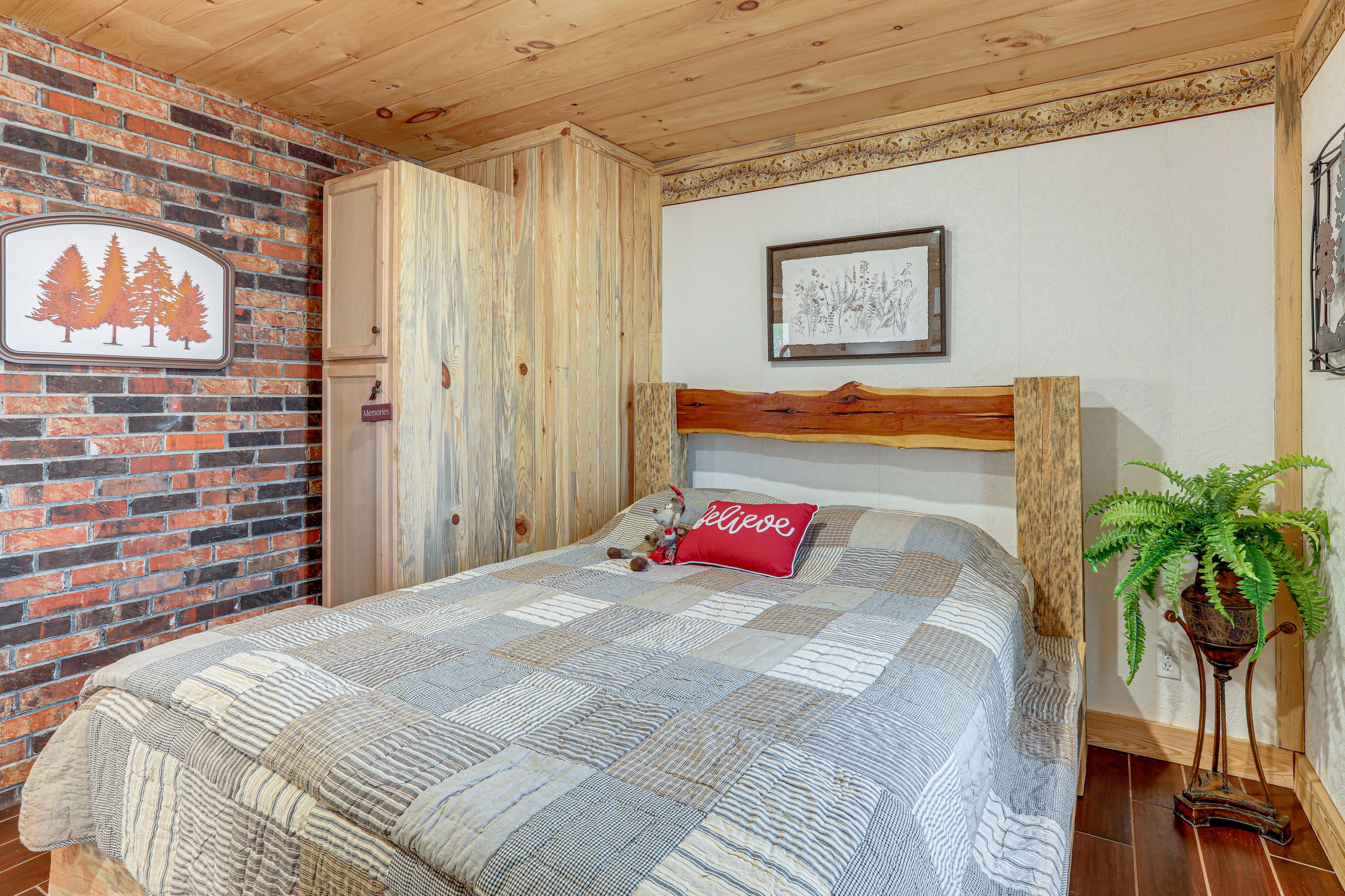 Bedroom | Queen Bed | Smart TV