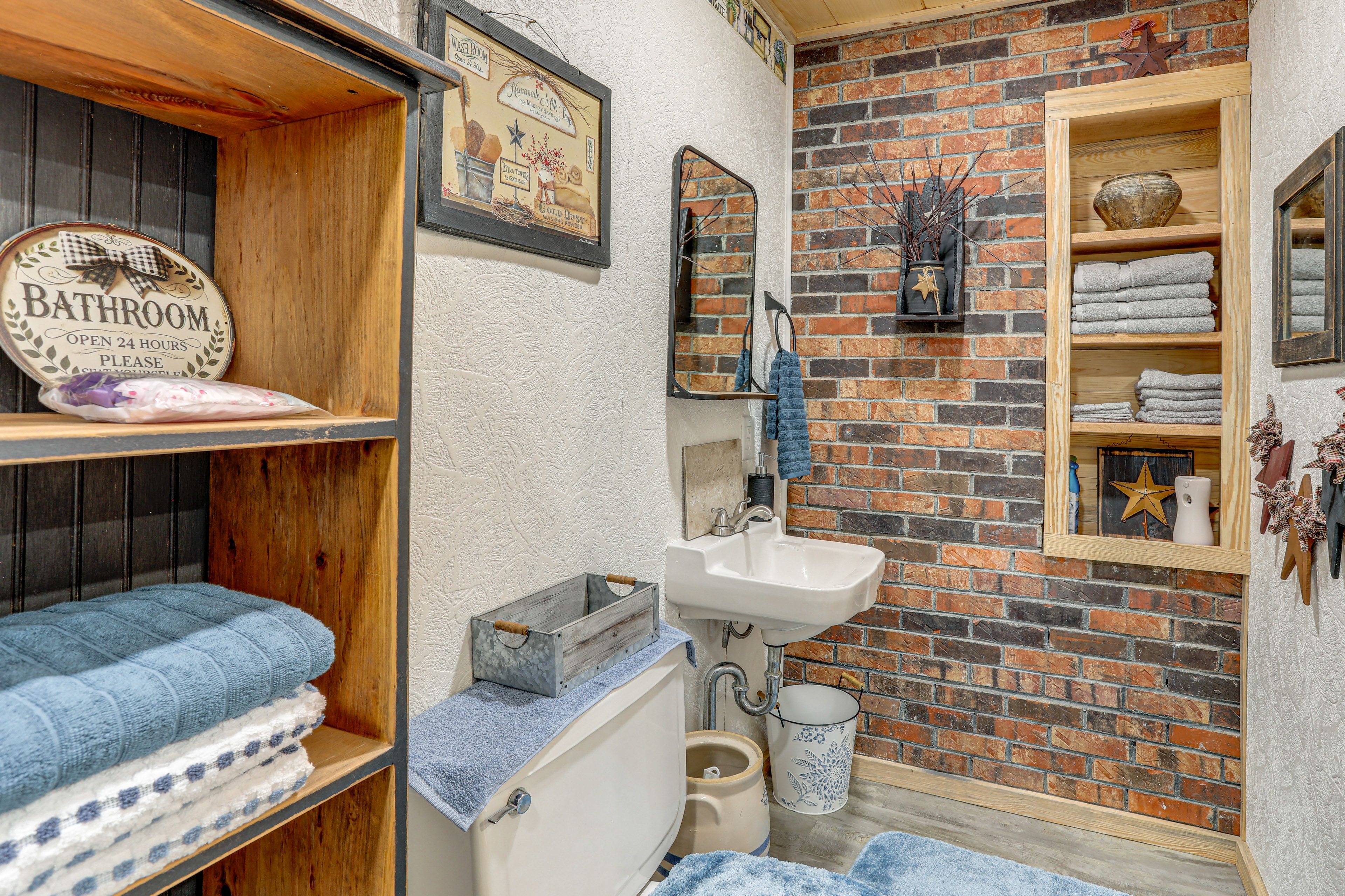 Full Bathroom | Shower | Towels & Linens Provided | Complimentary Toiletries