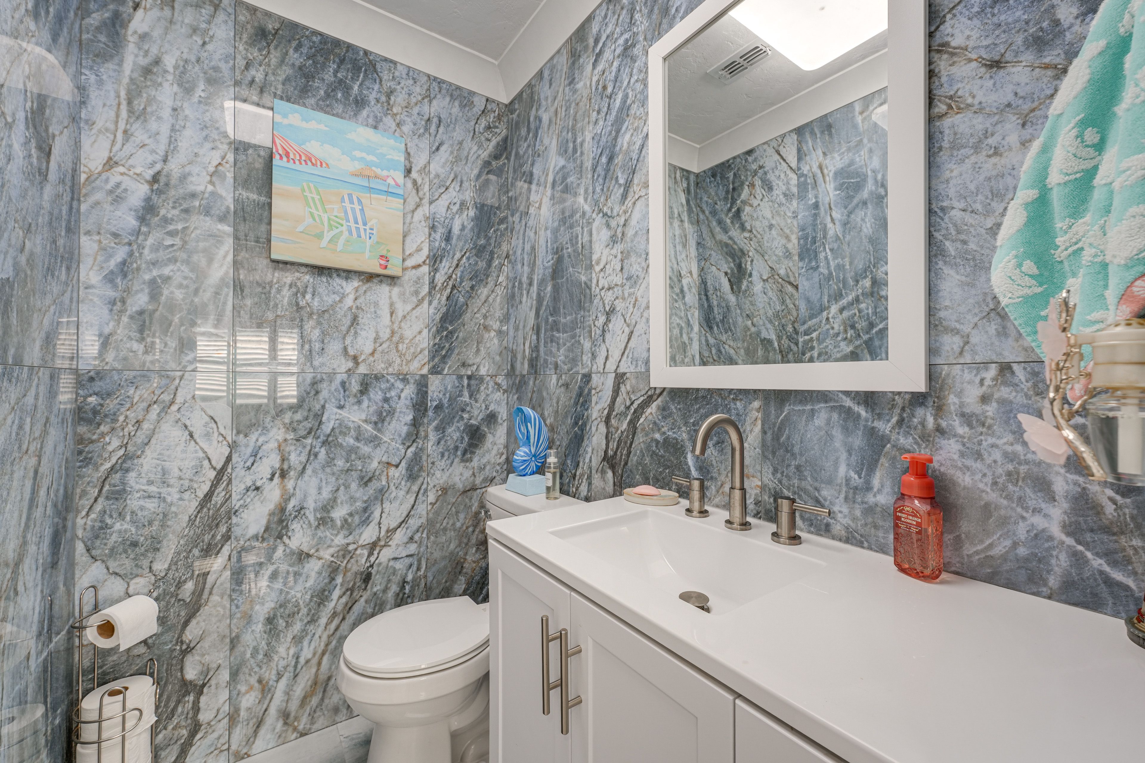 Half Bathroom | Towels Provided