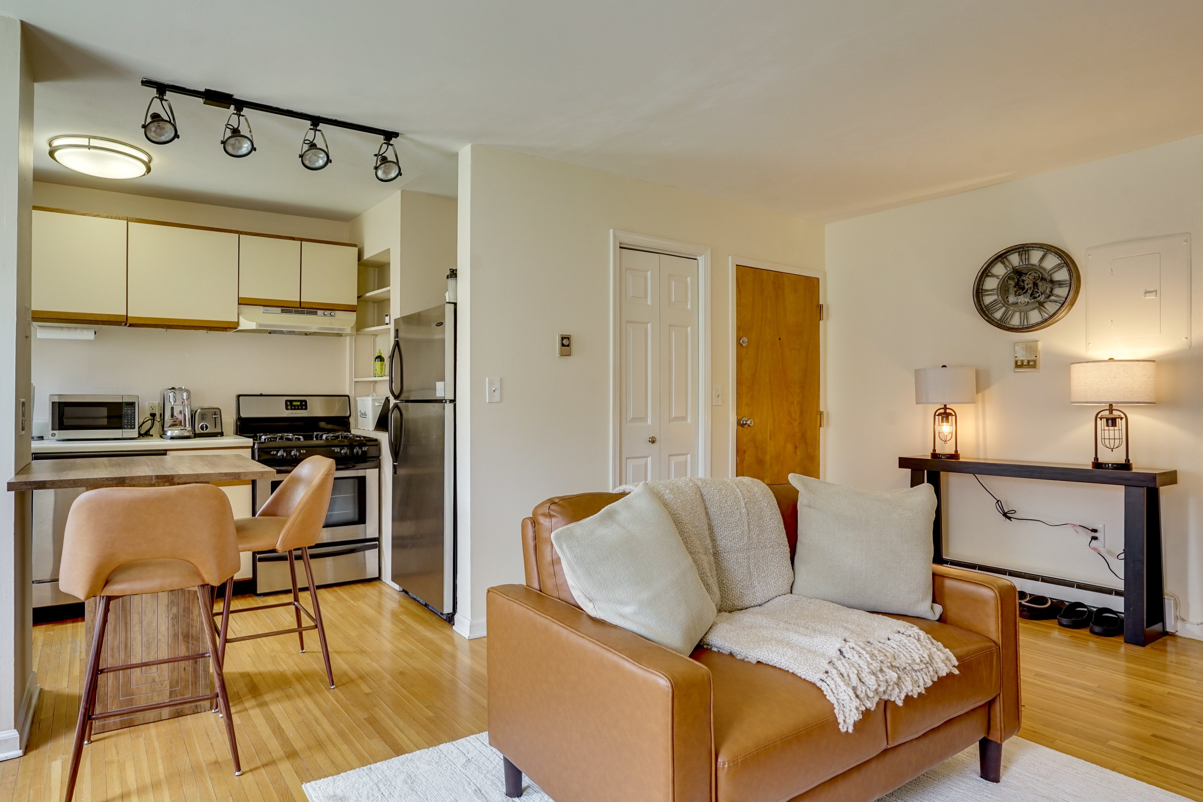 Living Room | Full Kitchen