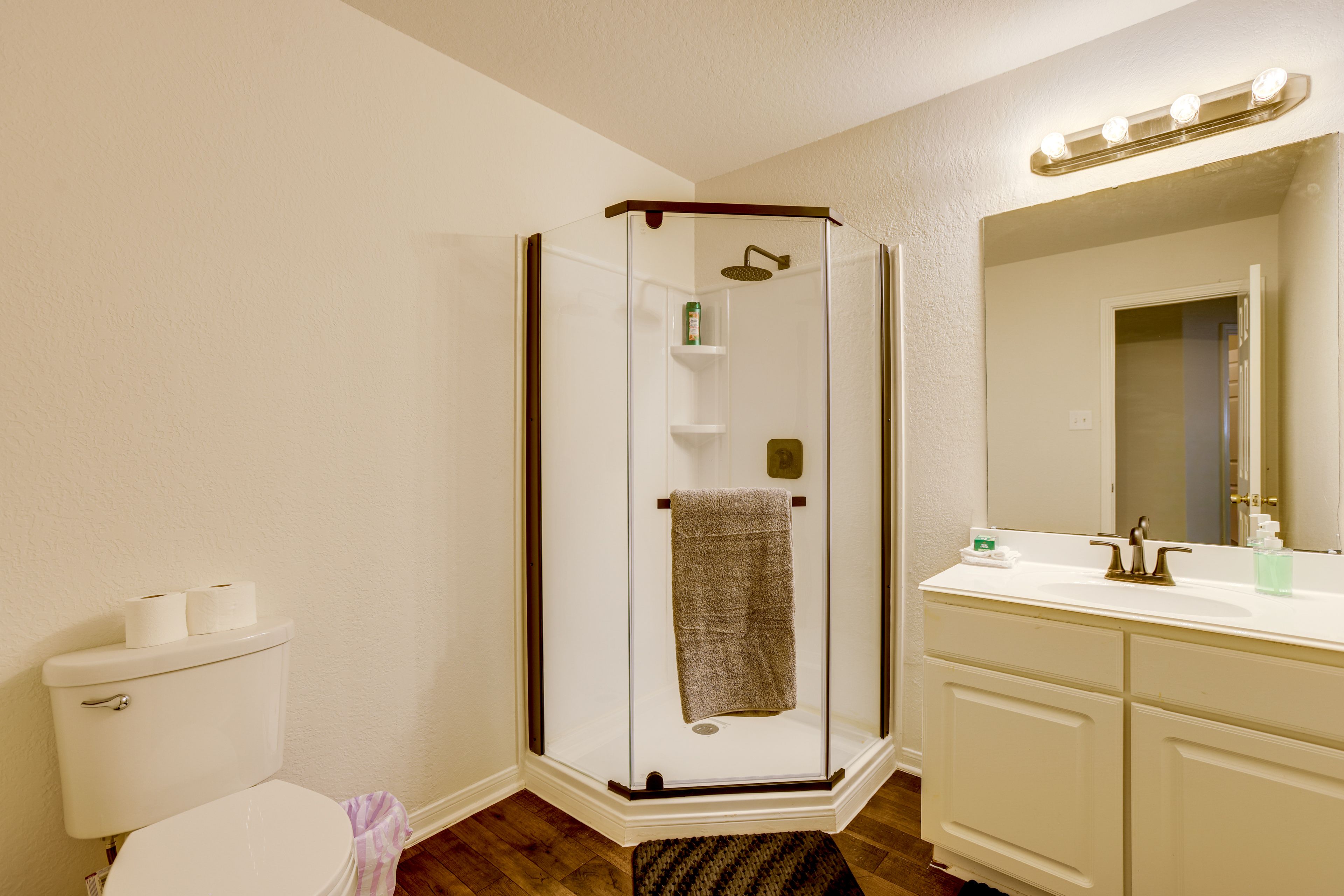 Full Bathroom | 2nd Floor