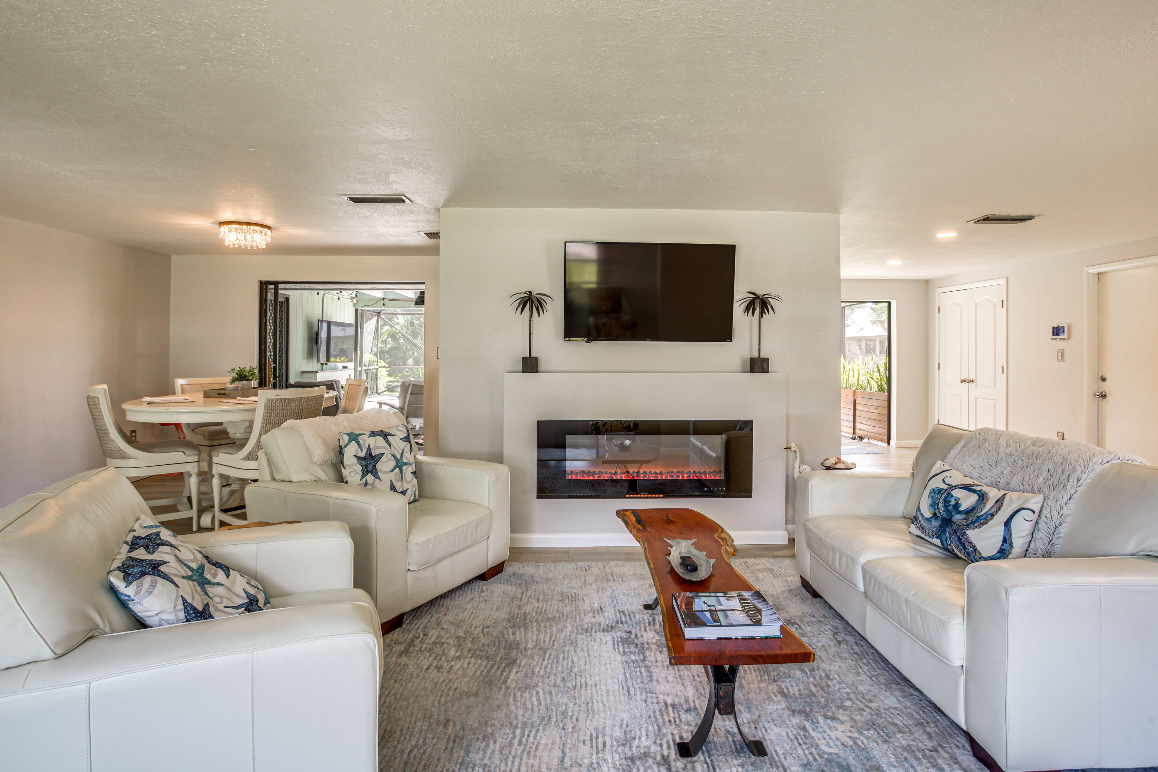 Living Room | Central A/C & Heating | Free WiFi