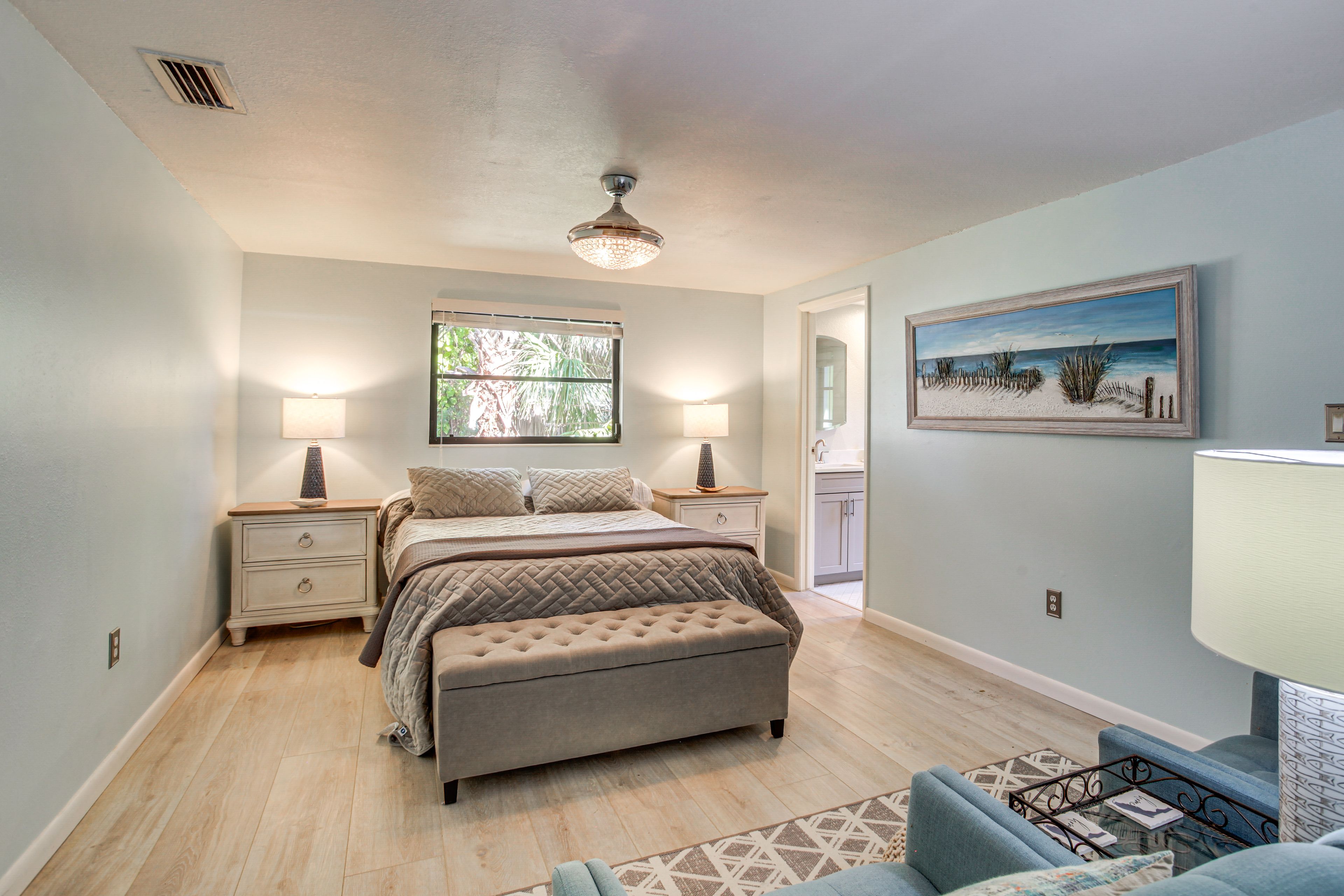 Bedroom 1 | Queen Bed