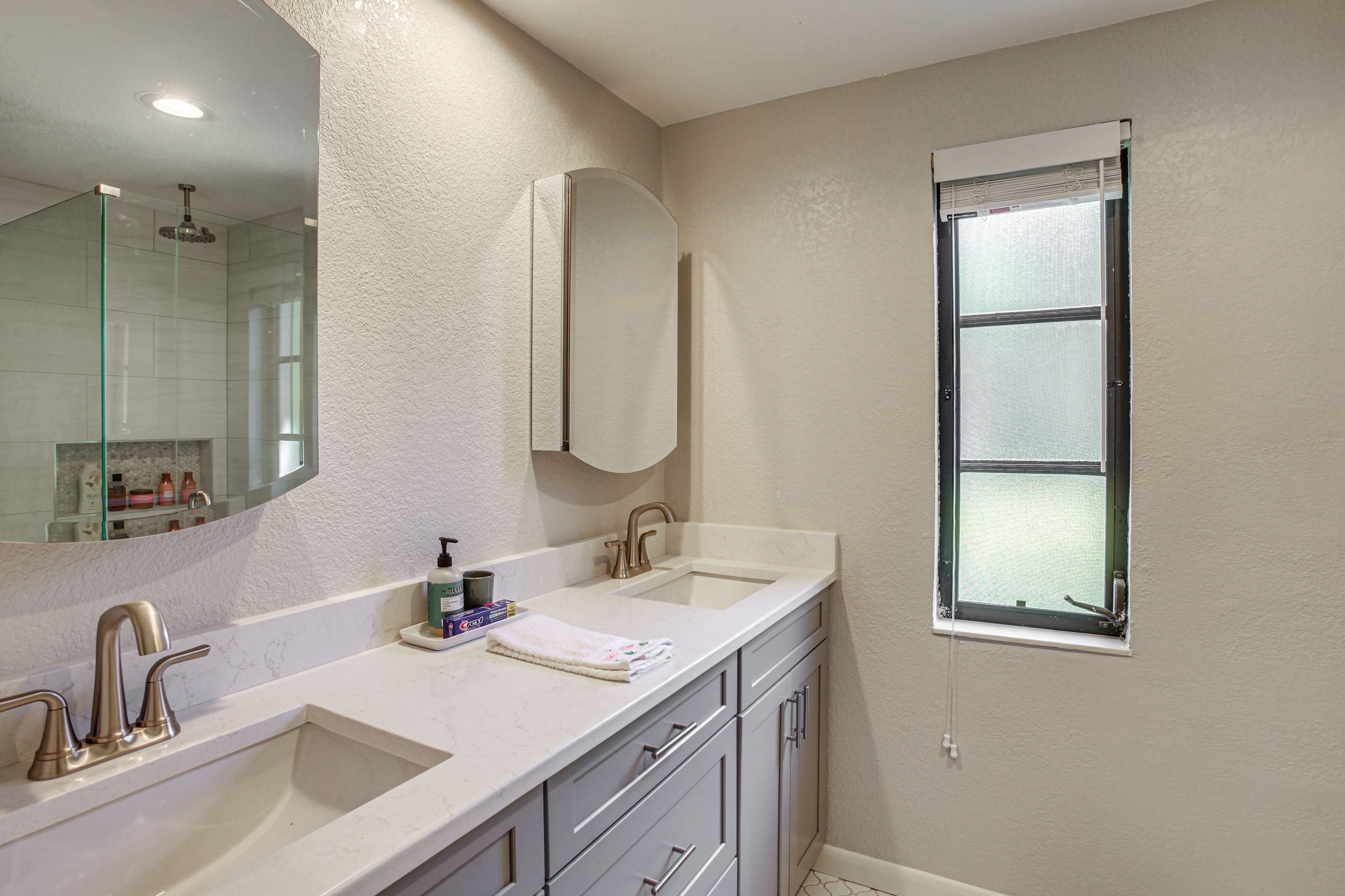 Full Bathroom | Towels Provided