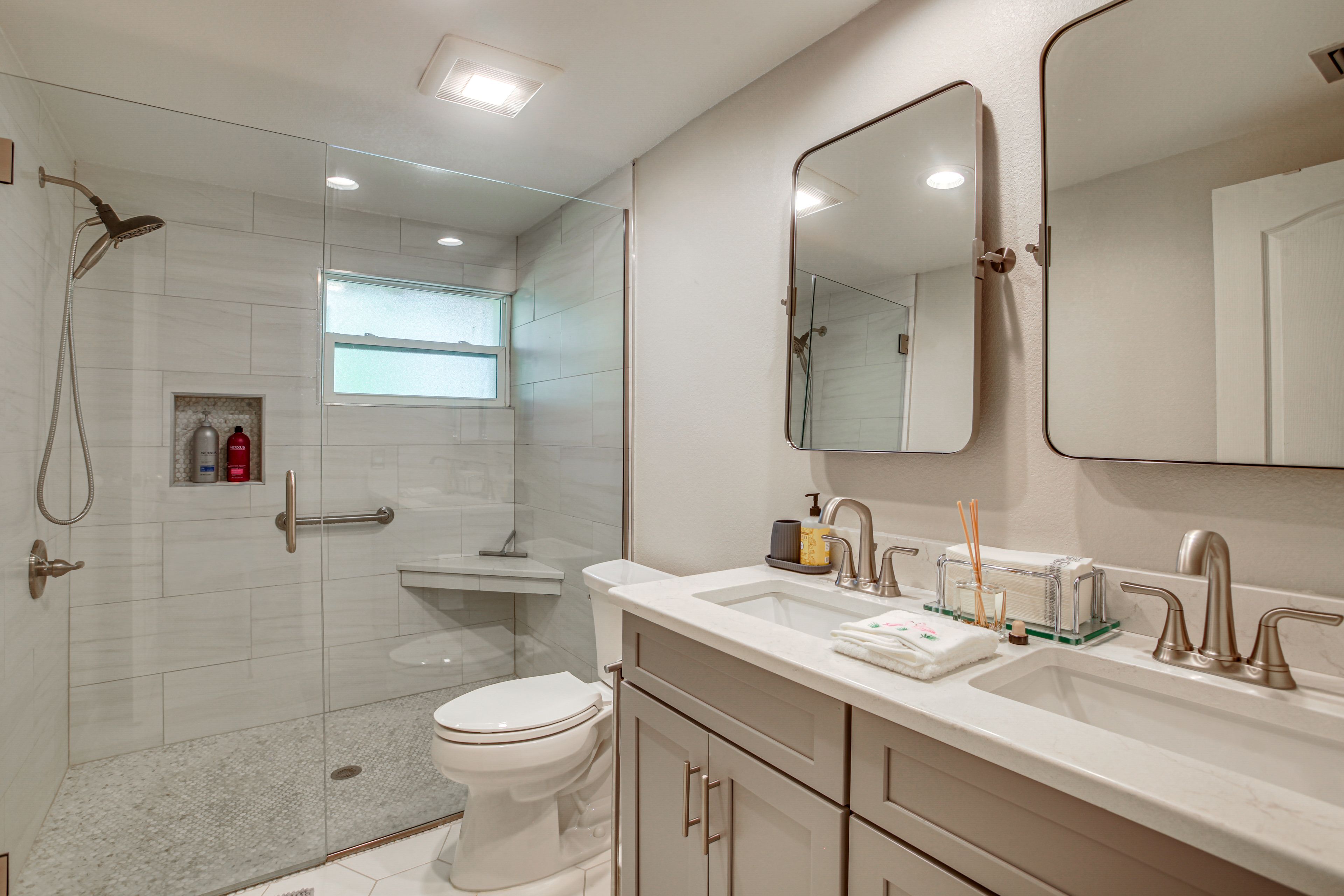 Full Bathroom | Complimentary Toiletries