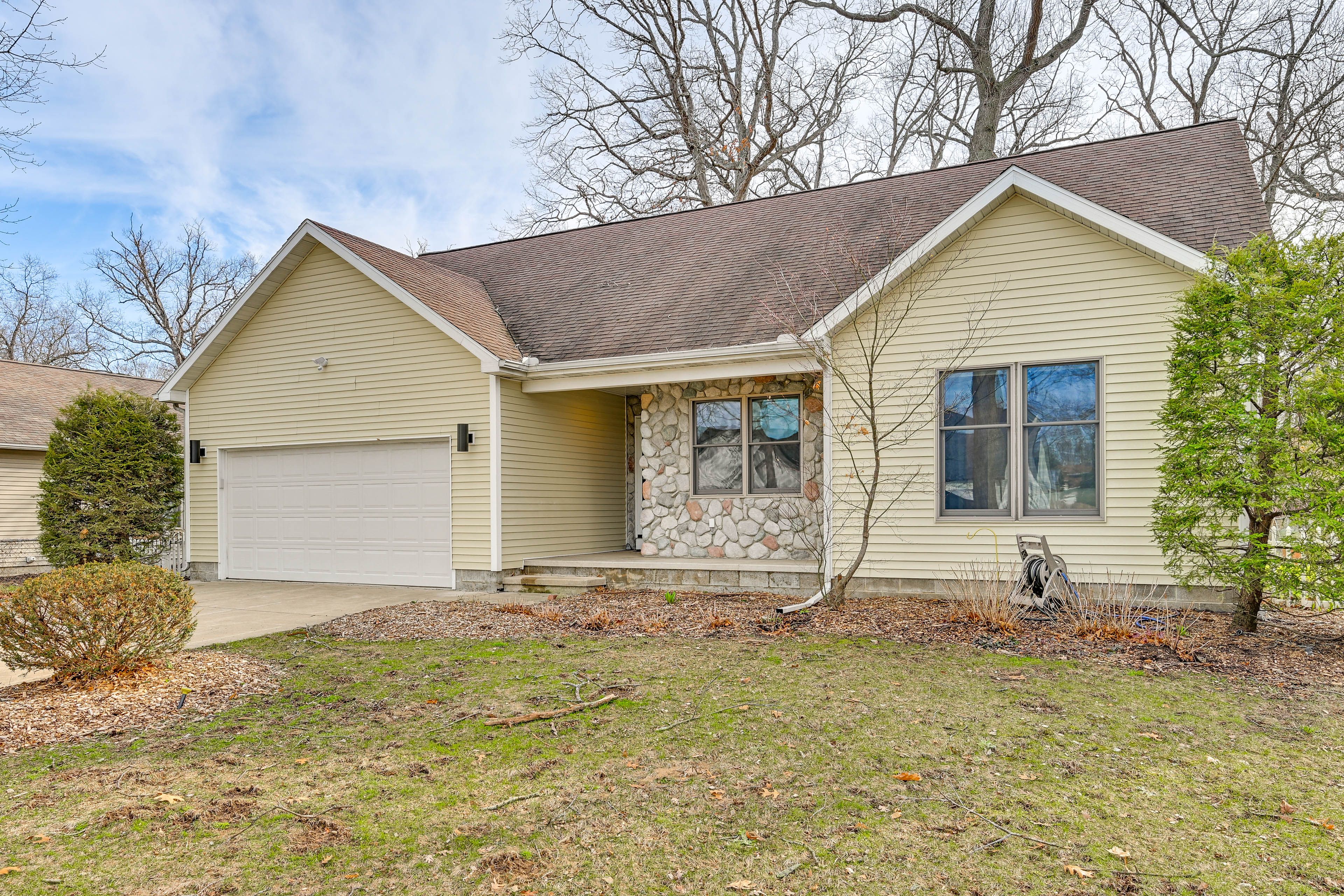 House Exterior | Garage (2 Vehicles) | Driveway (2 Vehicles)