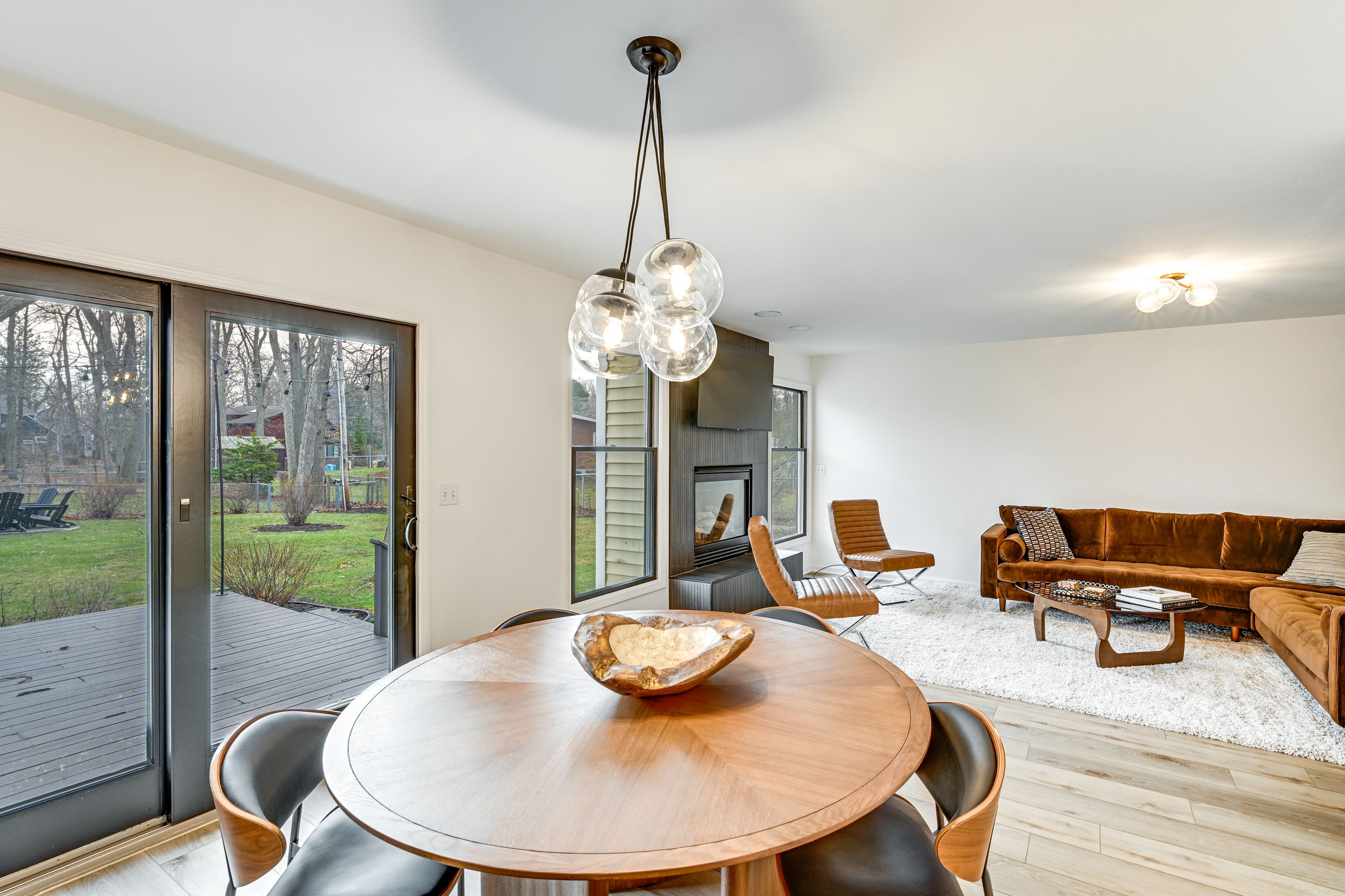 Dining Area | Dishware/Flatware Provided | 1st Floor