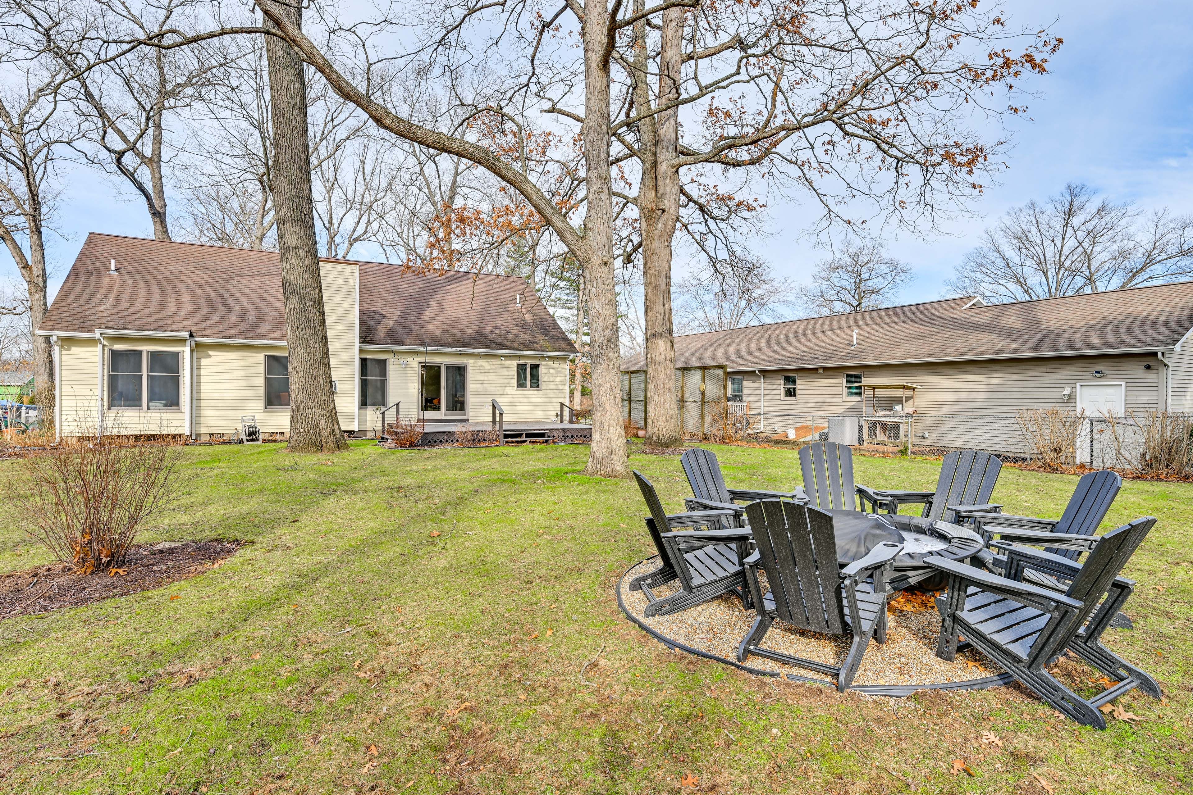 Backyard | Fire Pit | Deck