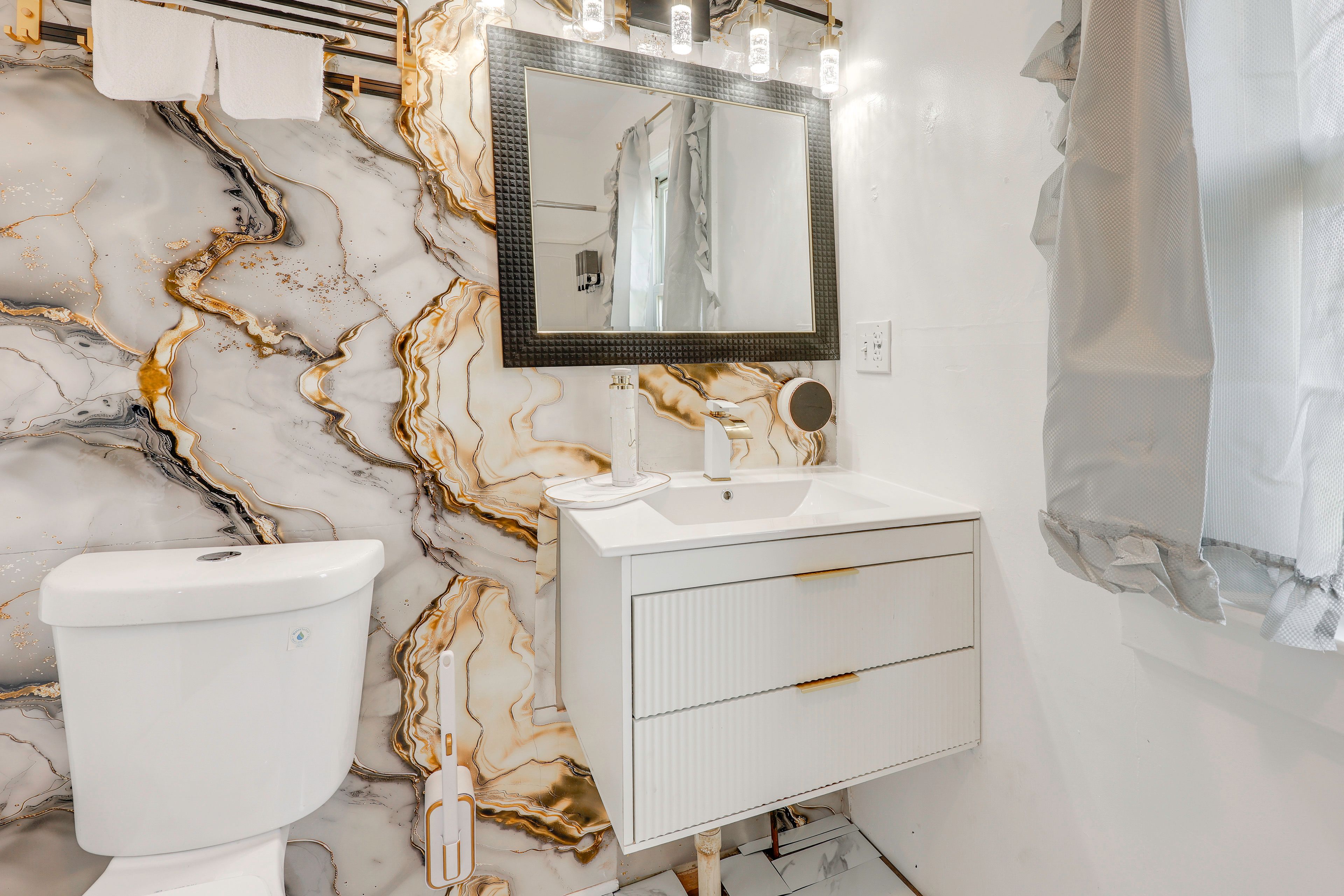 Full Bathroom | 2nd Floor