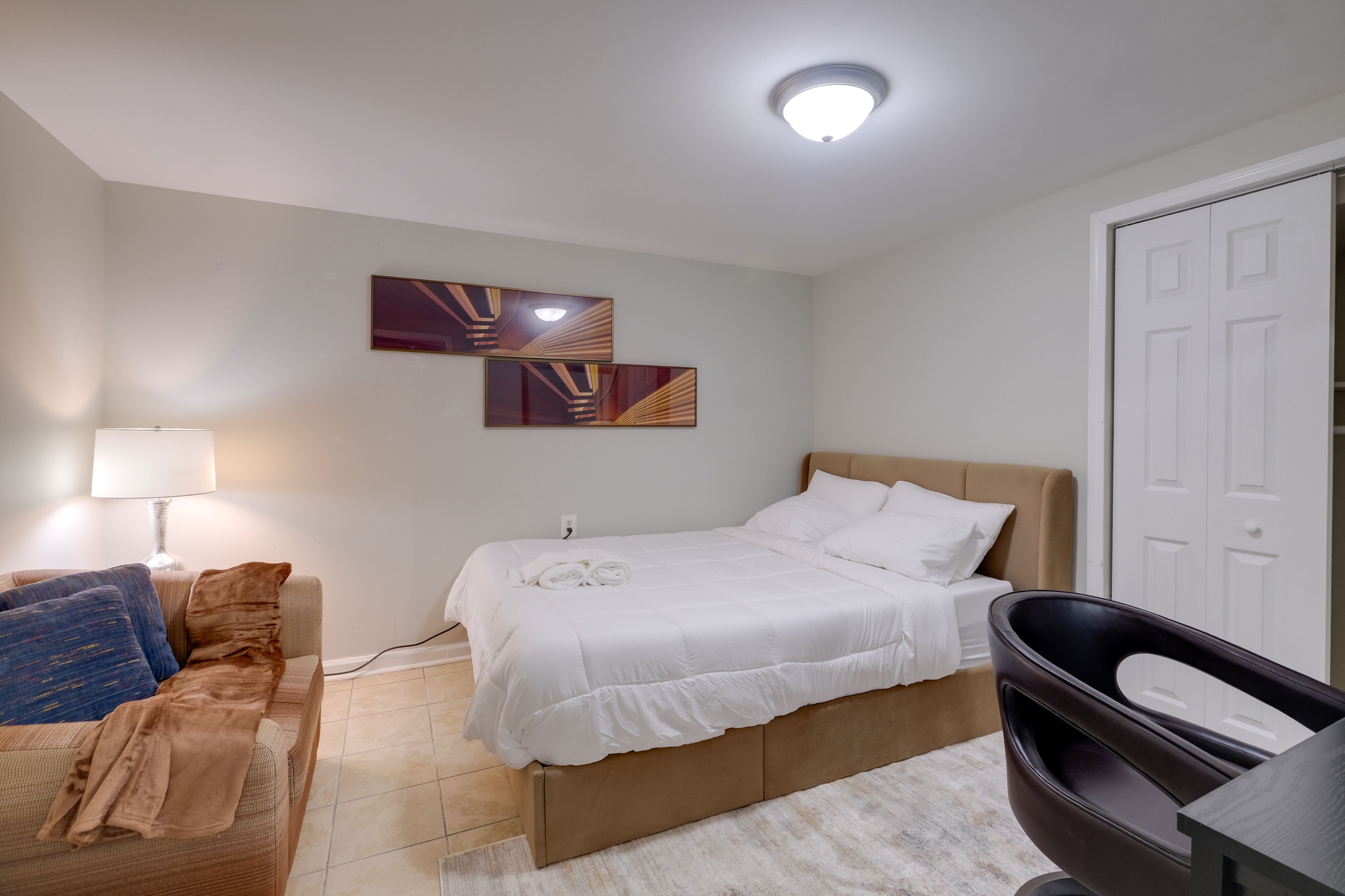 Bedroom | Full Bed | Desk