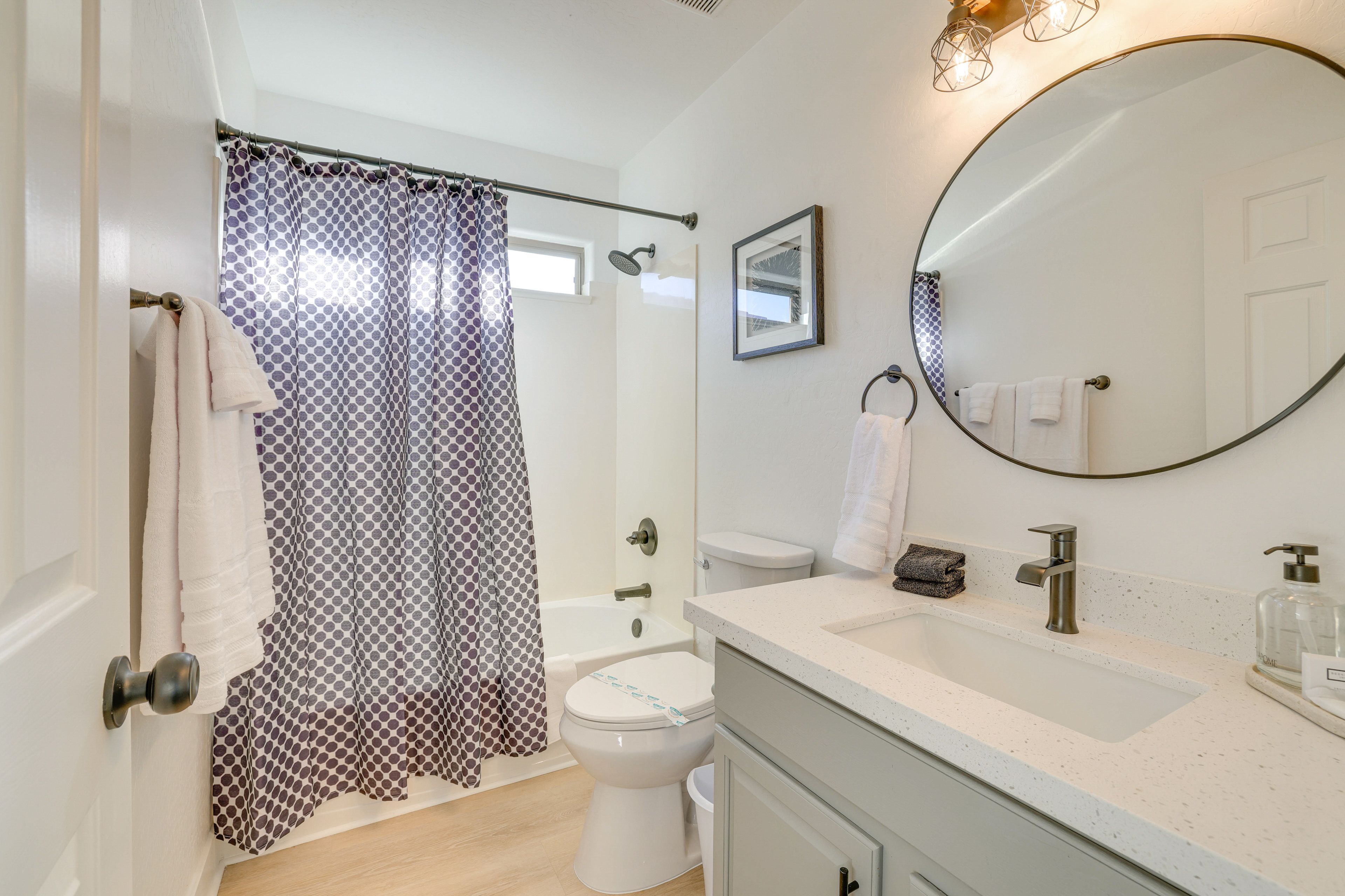 Full Bathroom | Towels & Linens Provided | 2nd Floor