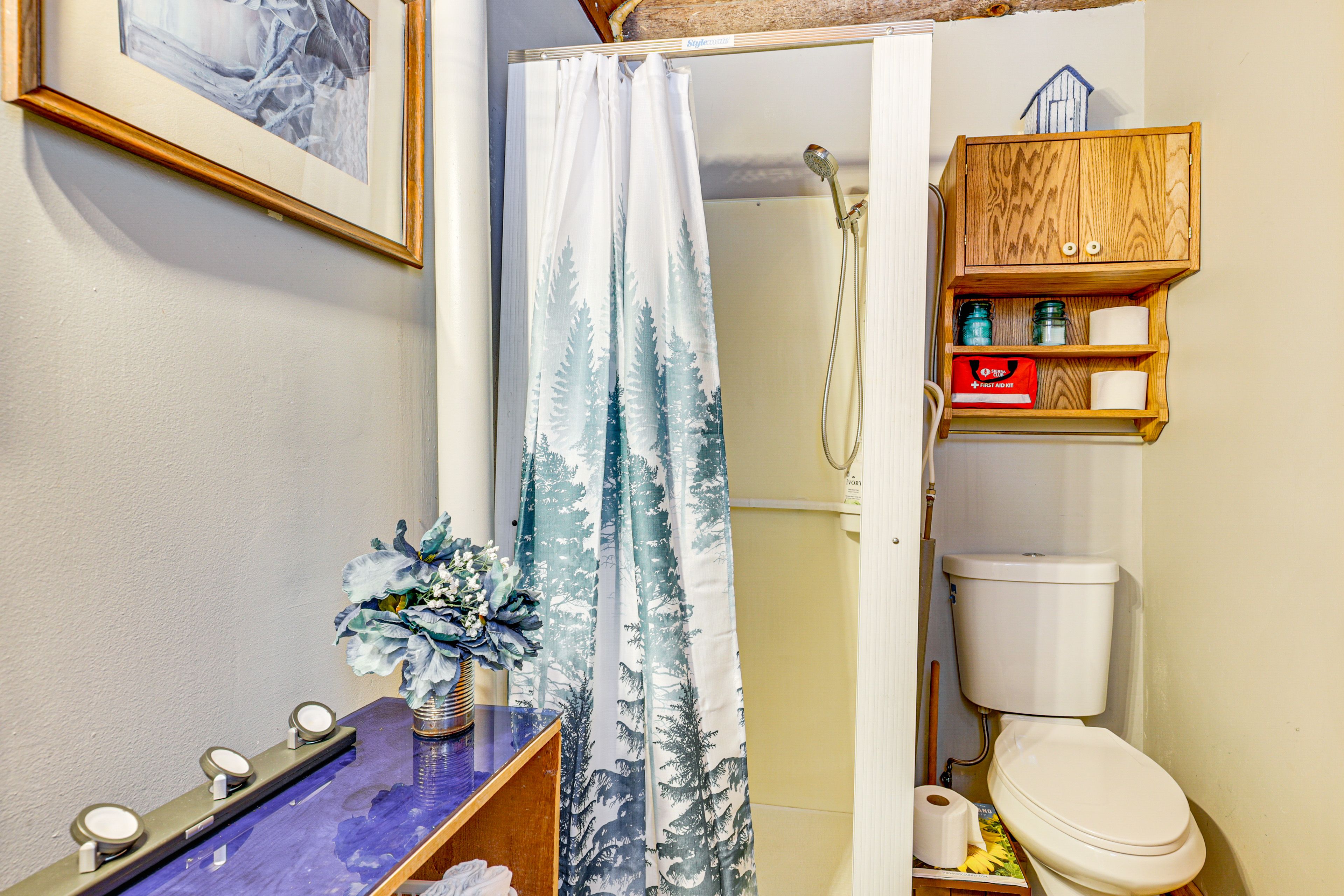 Full Bathroom | 1st Floor | Towels Provided | Complimentary Toiletries