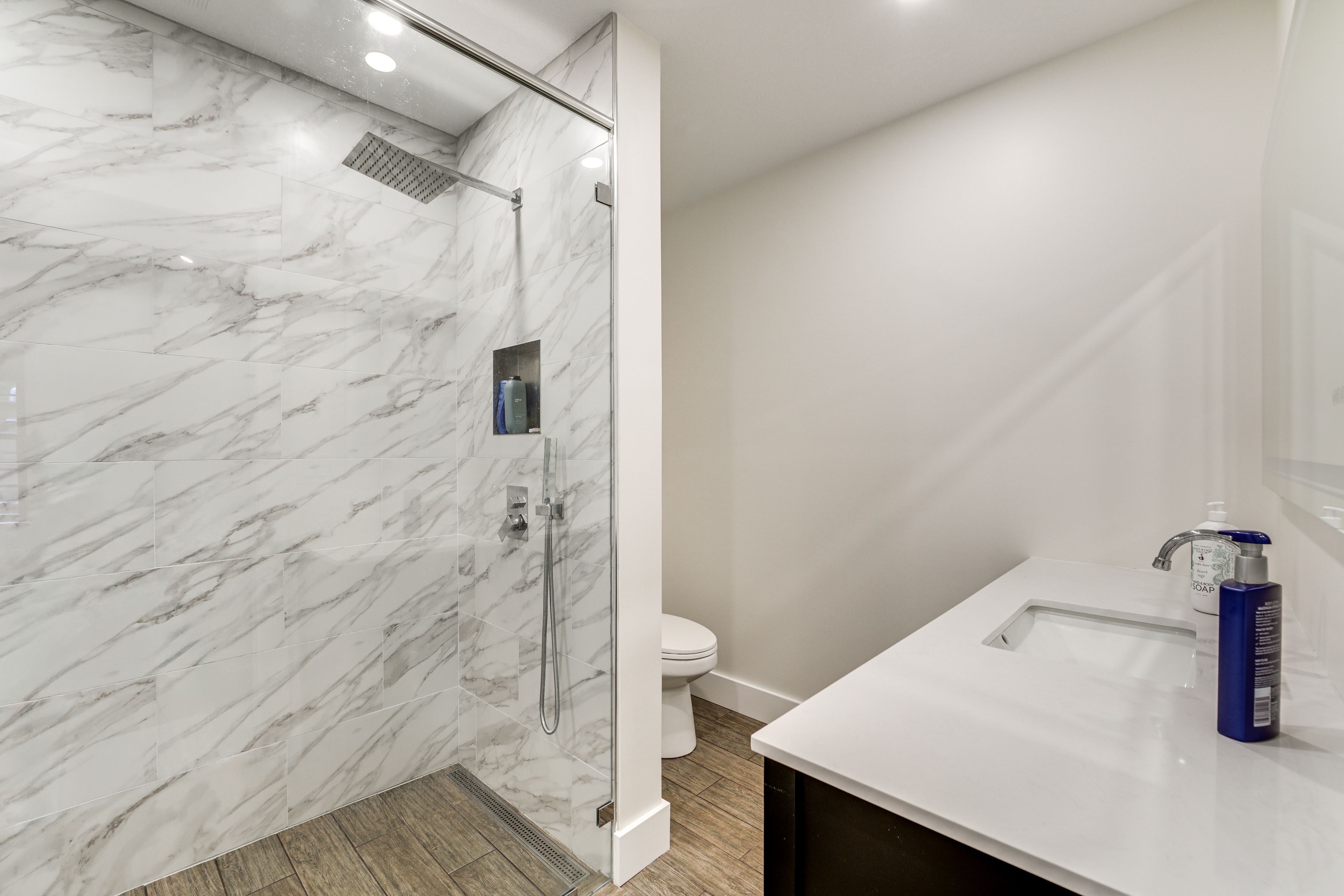 Full Bathroom | Complimentary Toiletries | Towels Provided