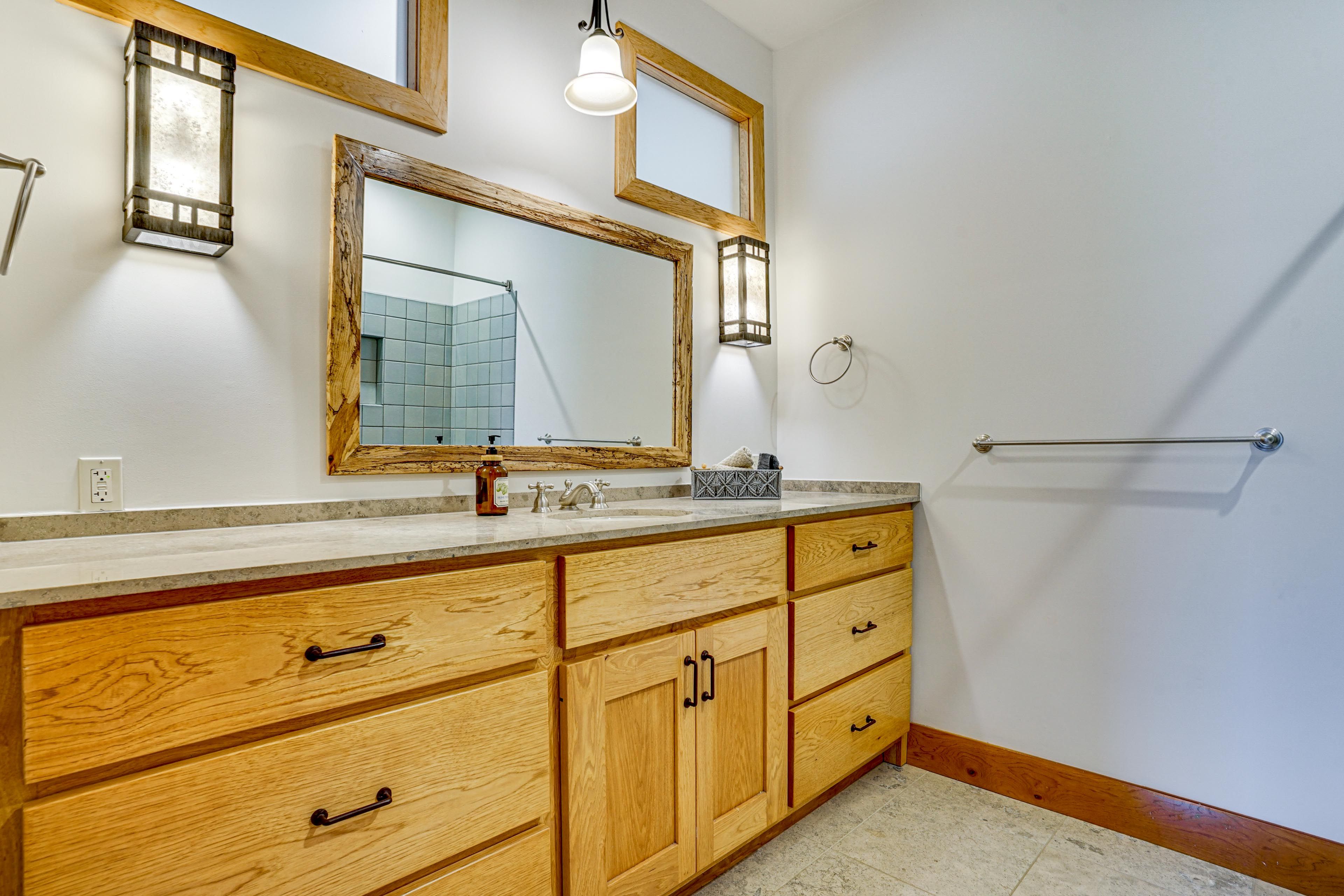 Manor | Bathroom | 2nd Floor