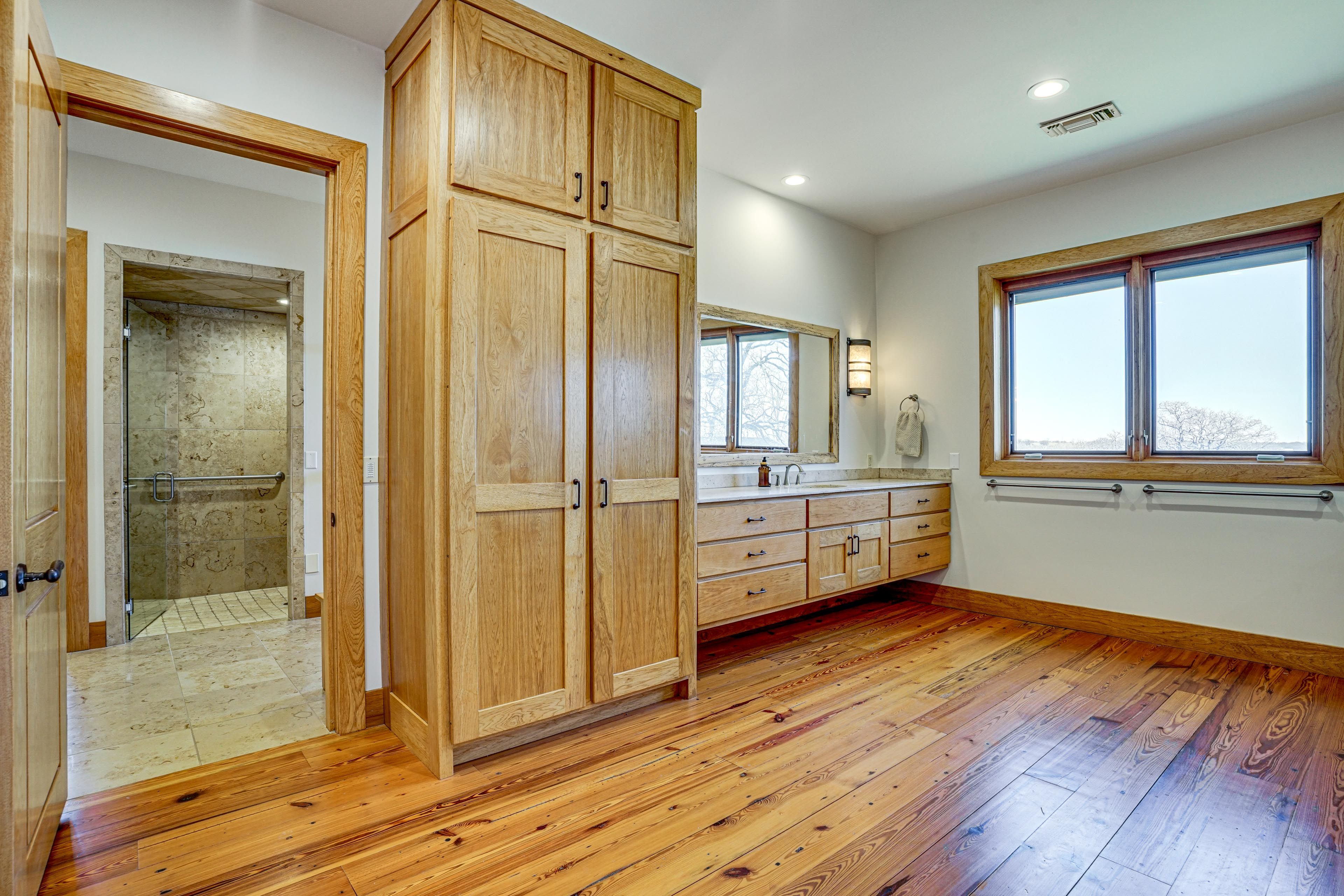 Manor | Bathroom | 1st Floor