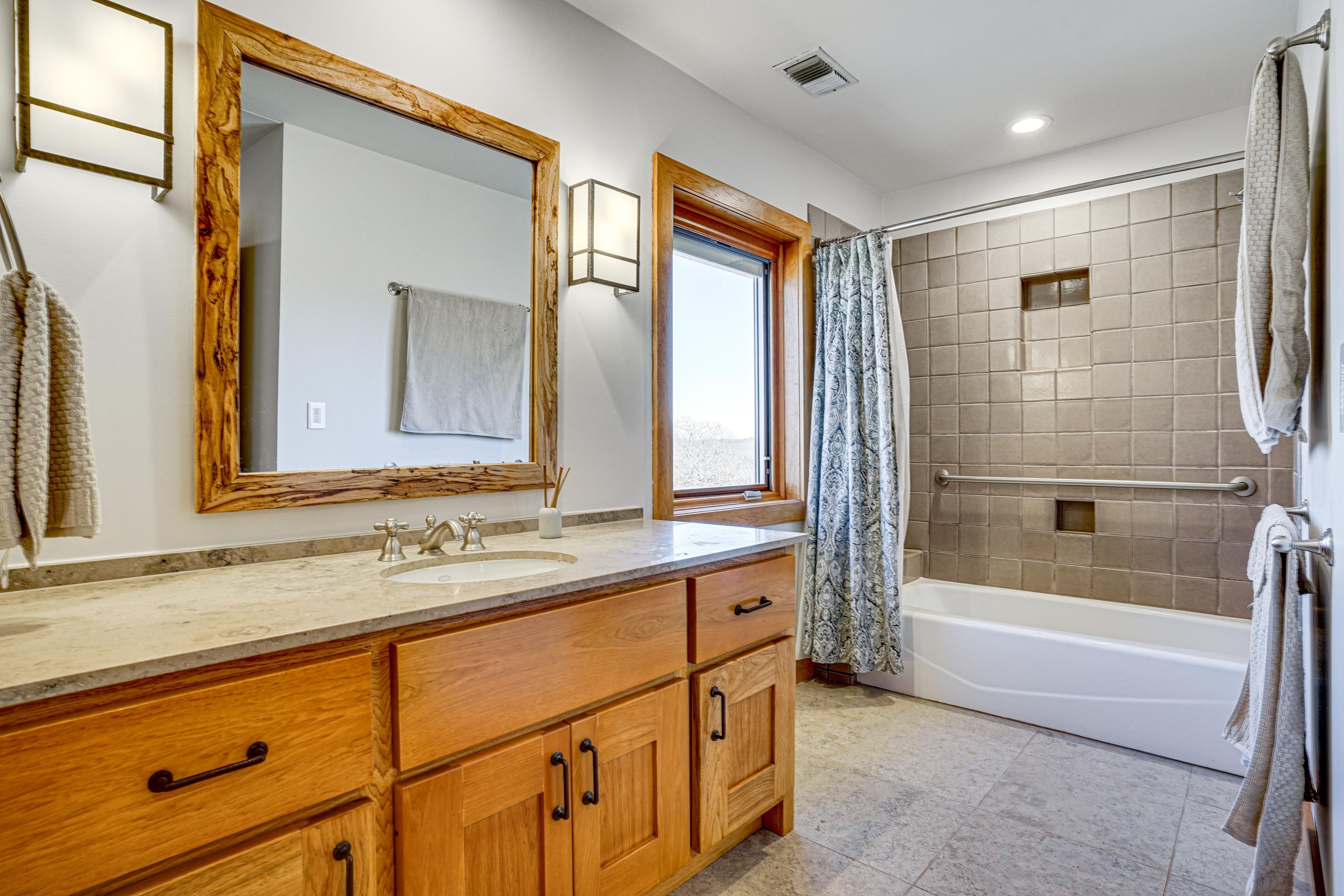 Manor | Bathroom | 2nd Floor