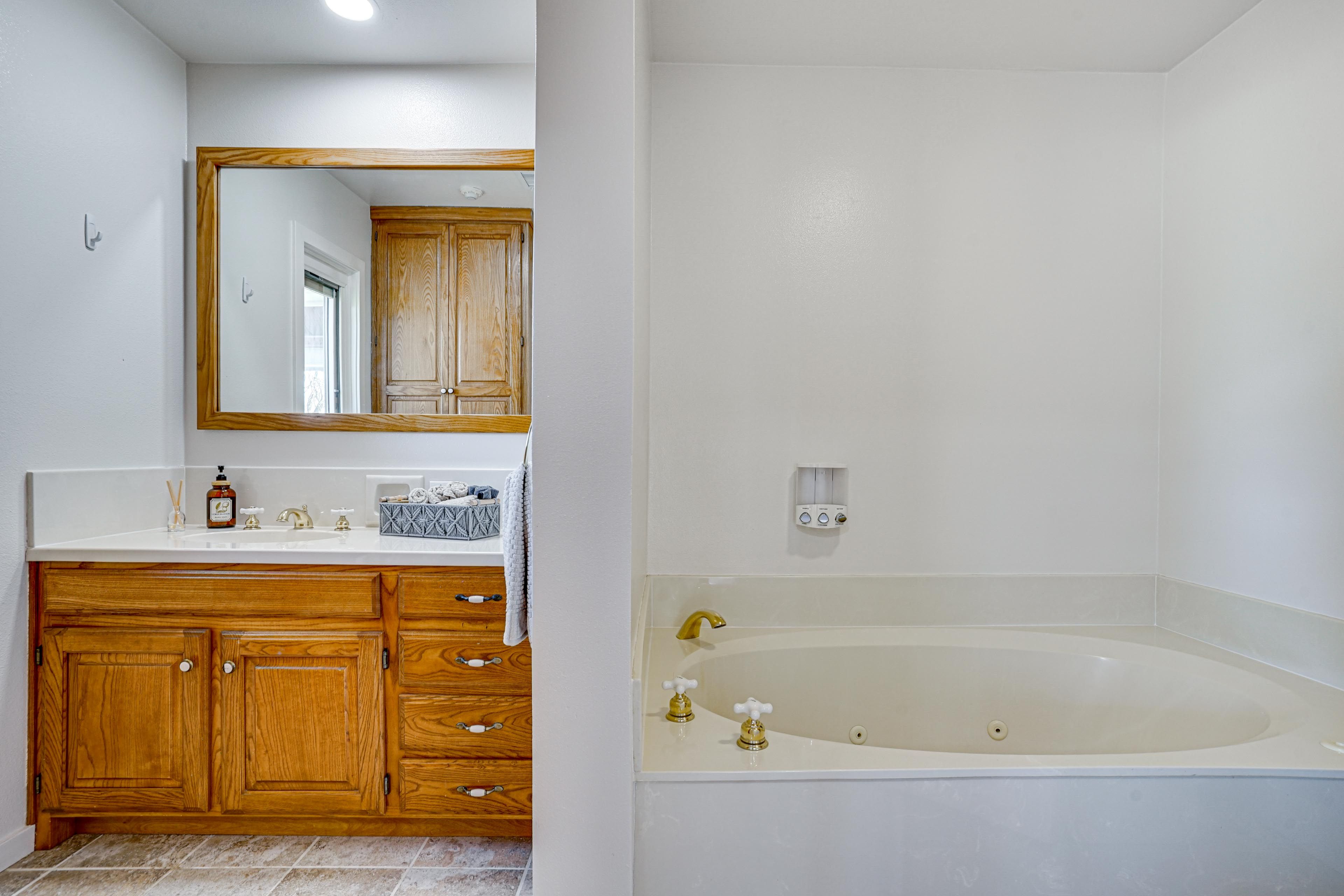 Carriage House | Bathroom | 1st Floor