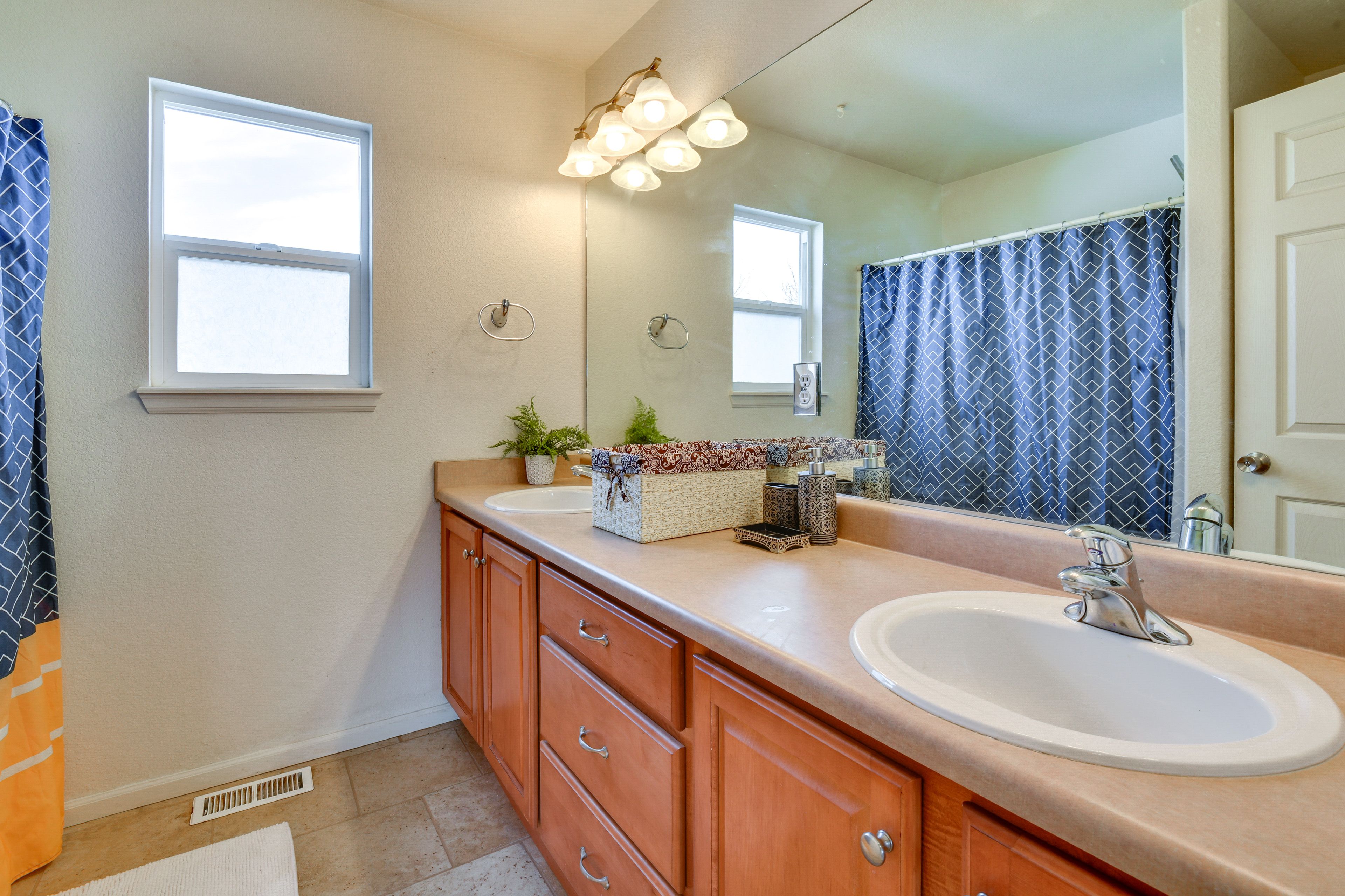 Full Bathroom | 2nd Floor