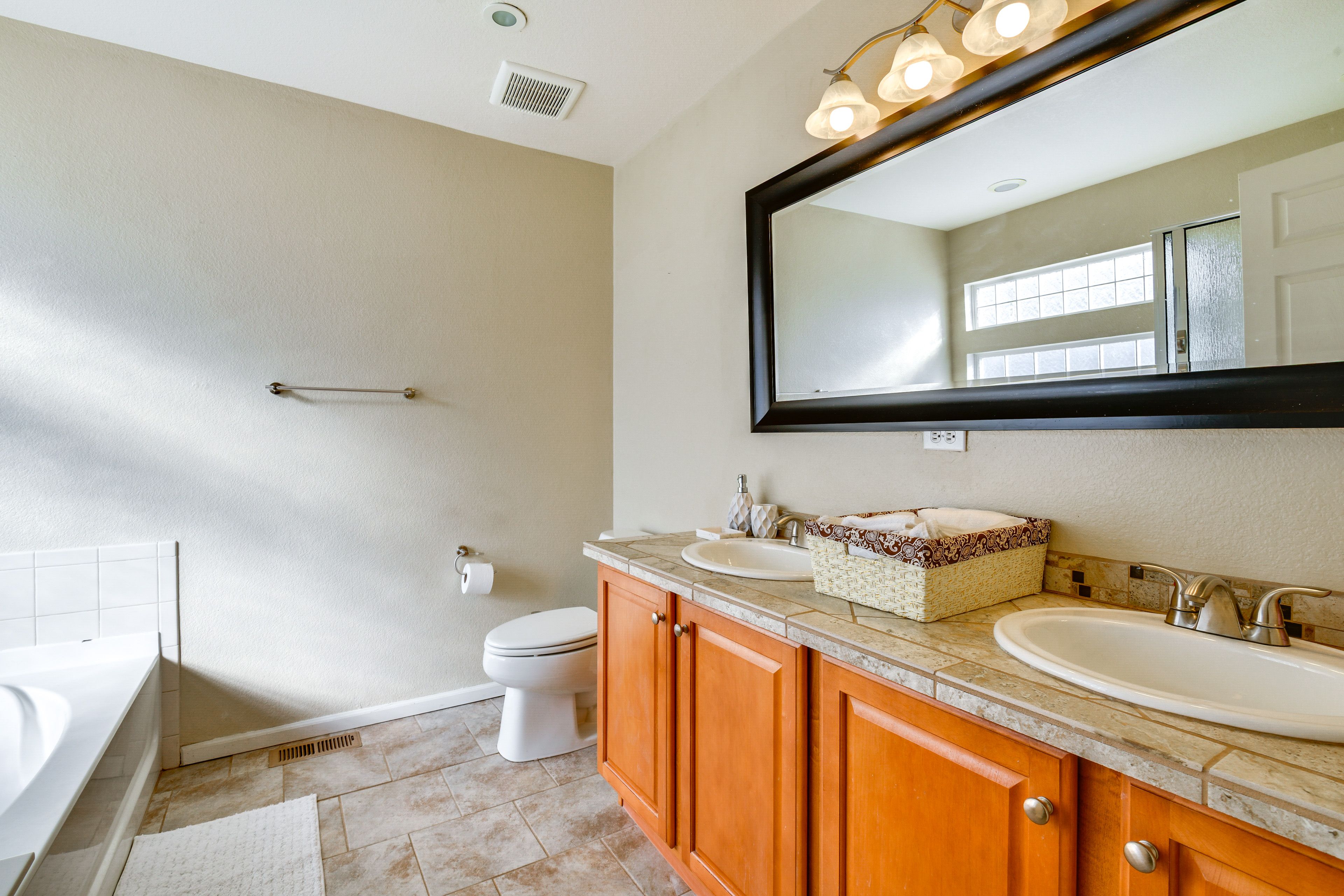 Full Bathroom | Towels Provided | 2nd Floor