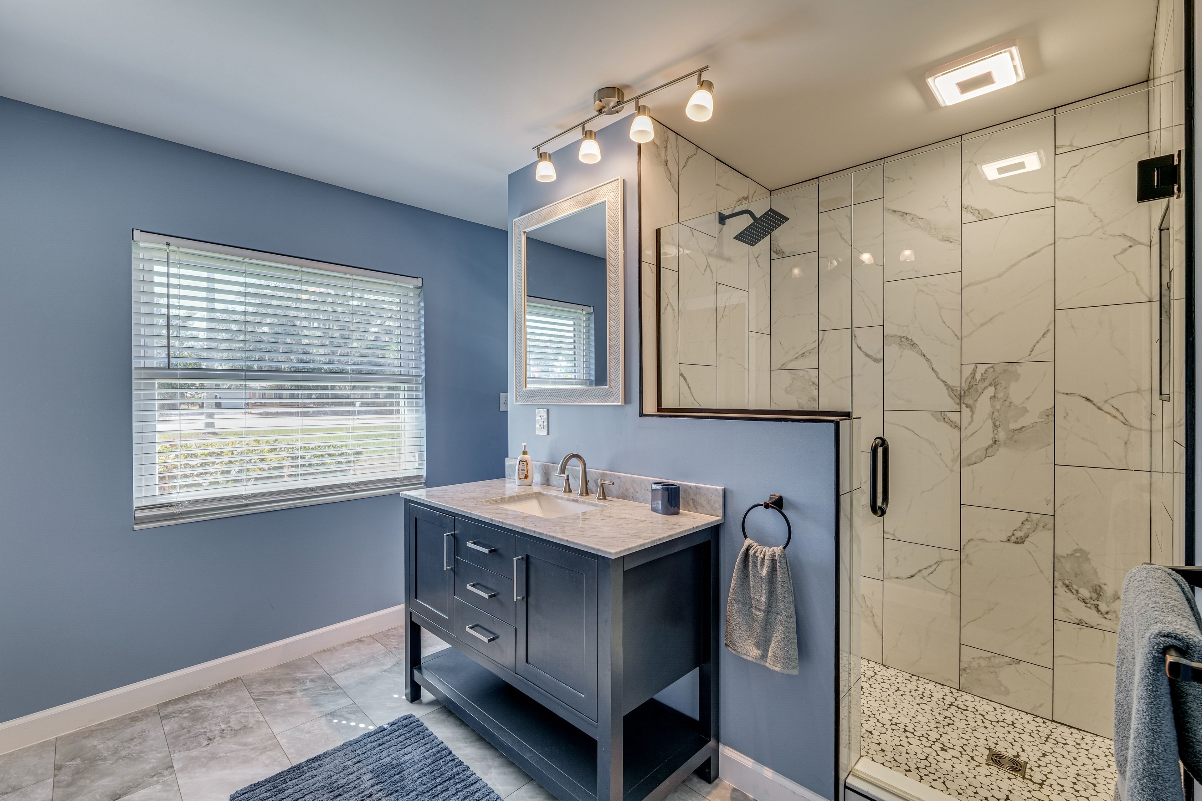 Full Bathroom | Towels Provided