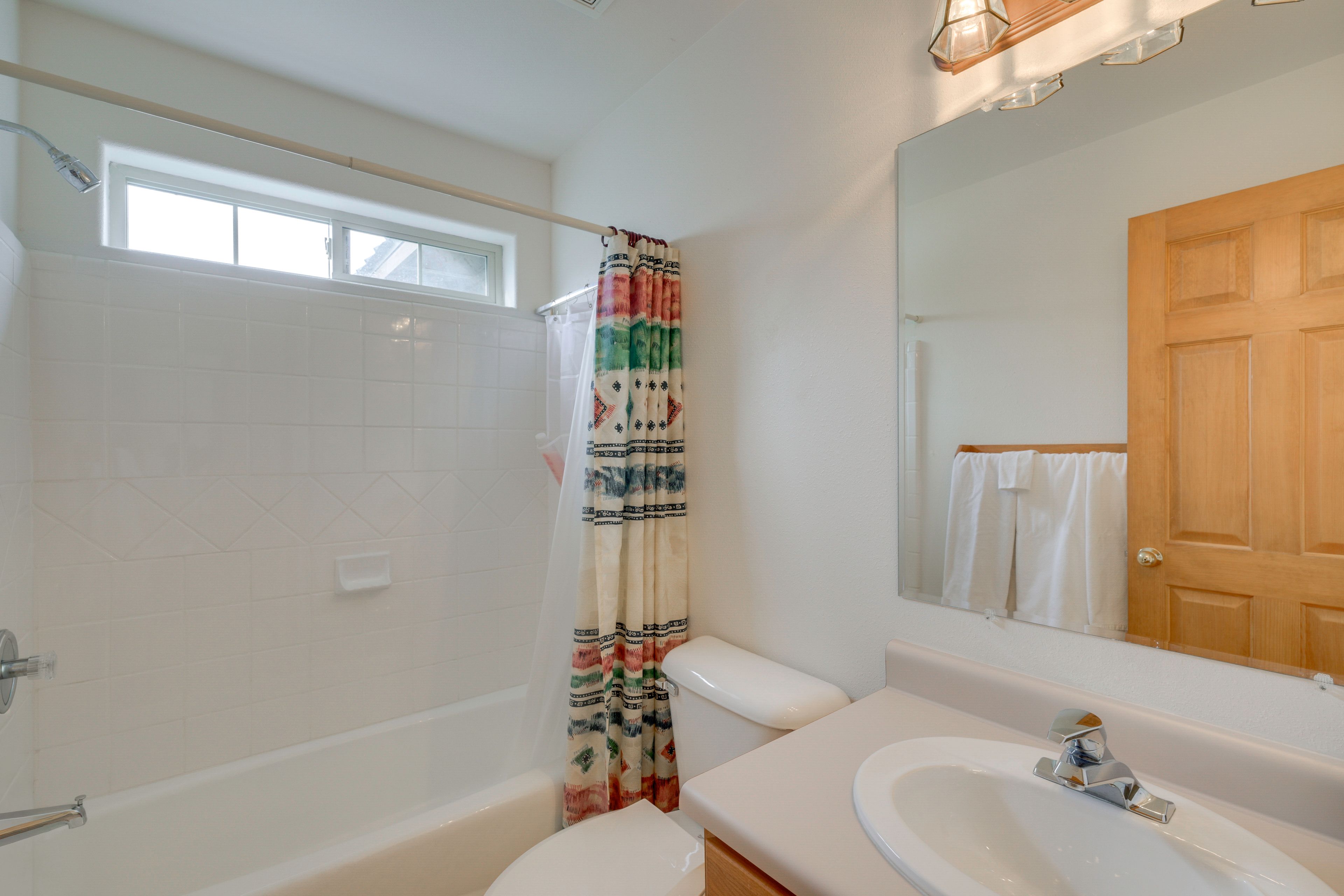 Full Bathroom | 2nd Floor | Towels & Linens Provided