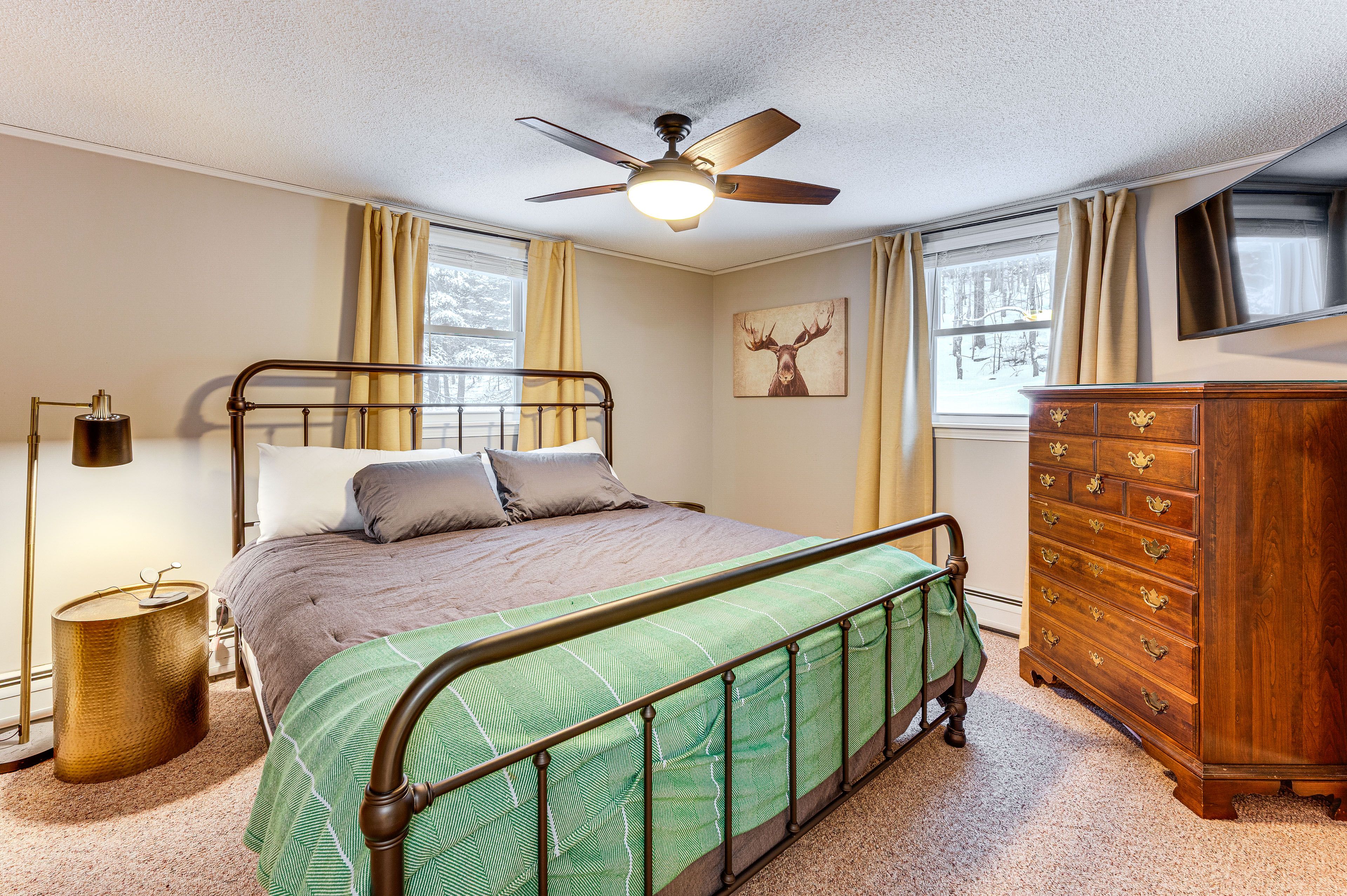 Bedroom 1 | King Bed | Smart TV | Main Floor