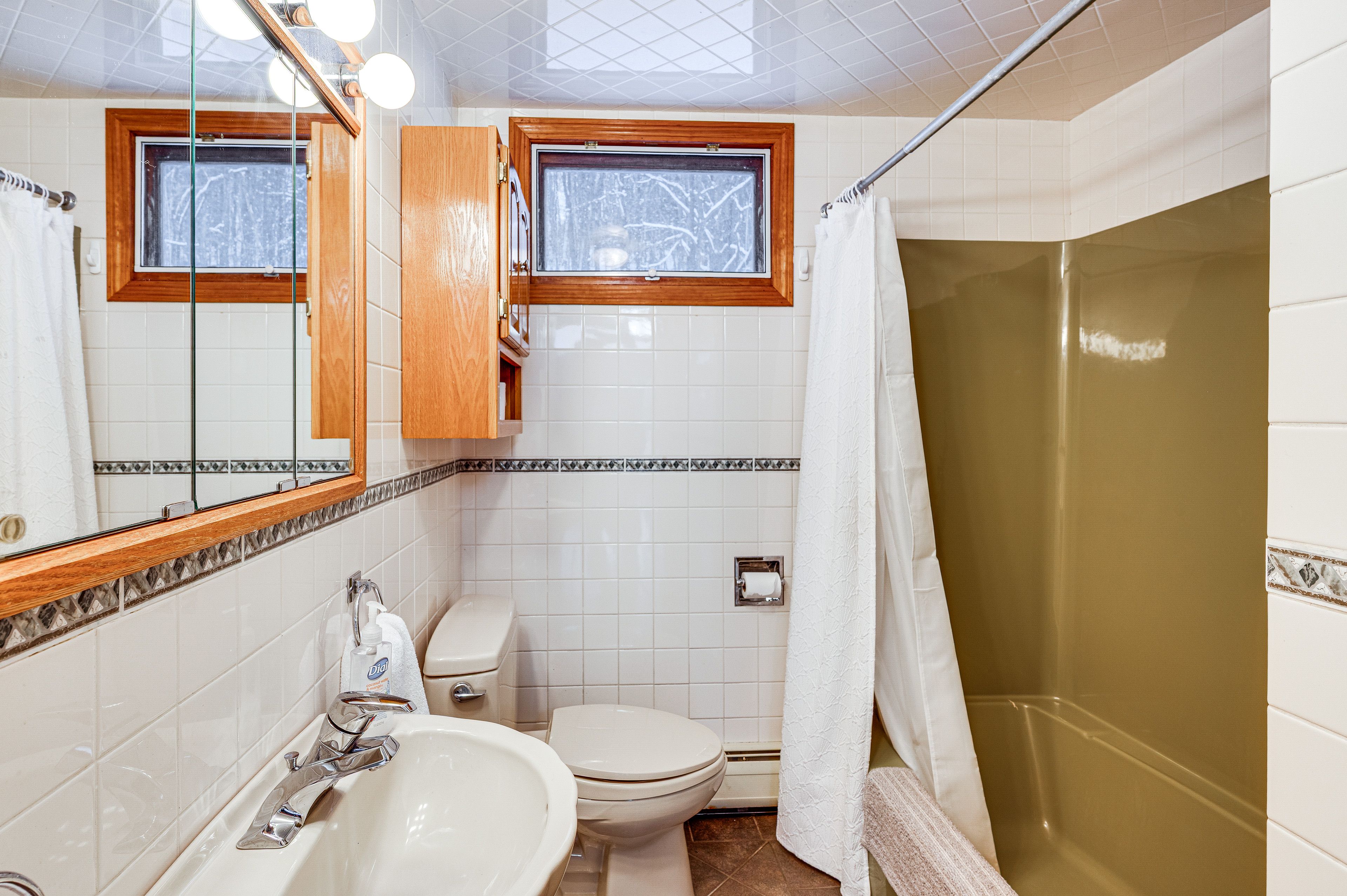 Full Bathroom | Towels Provided | Main Floor