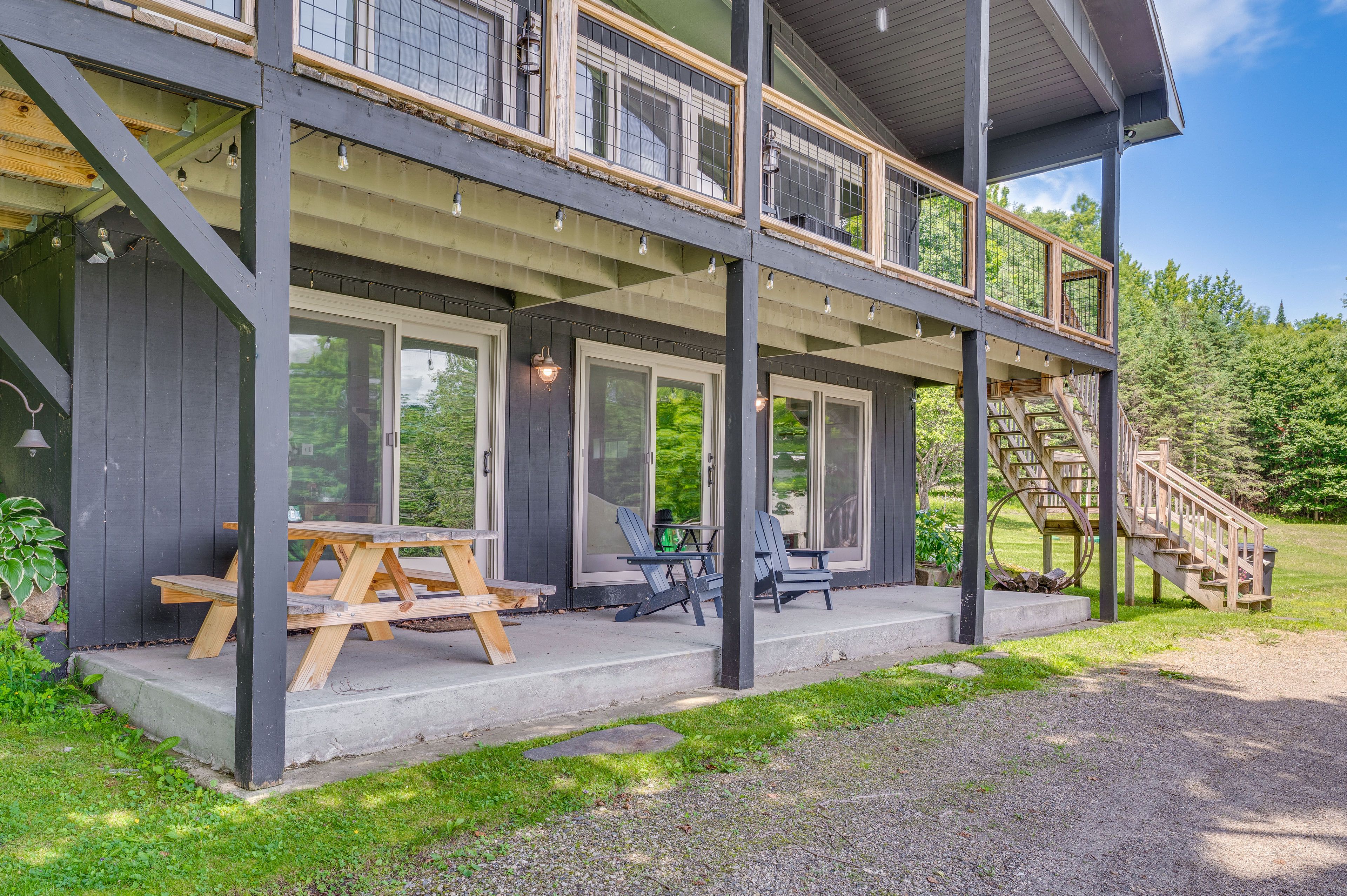 Covered Patio w/ Picnic Table & Seating