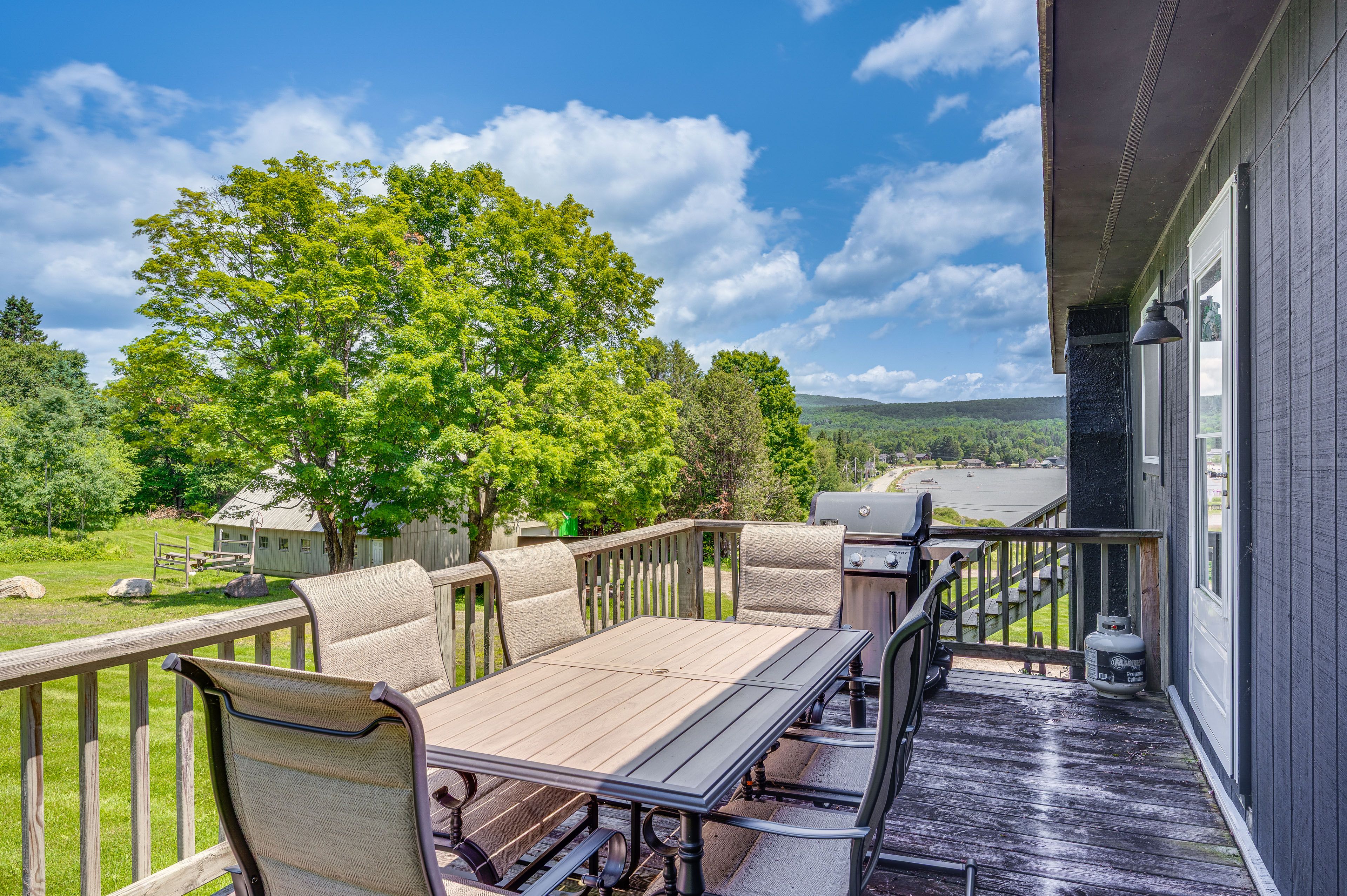 Deck w/ Dining Table | Gas Grill
