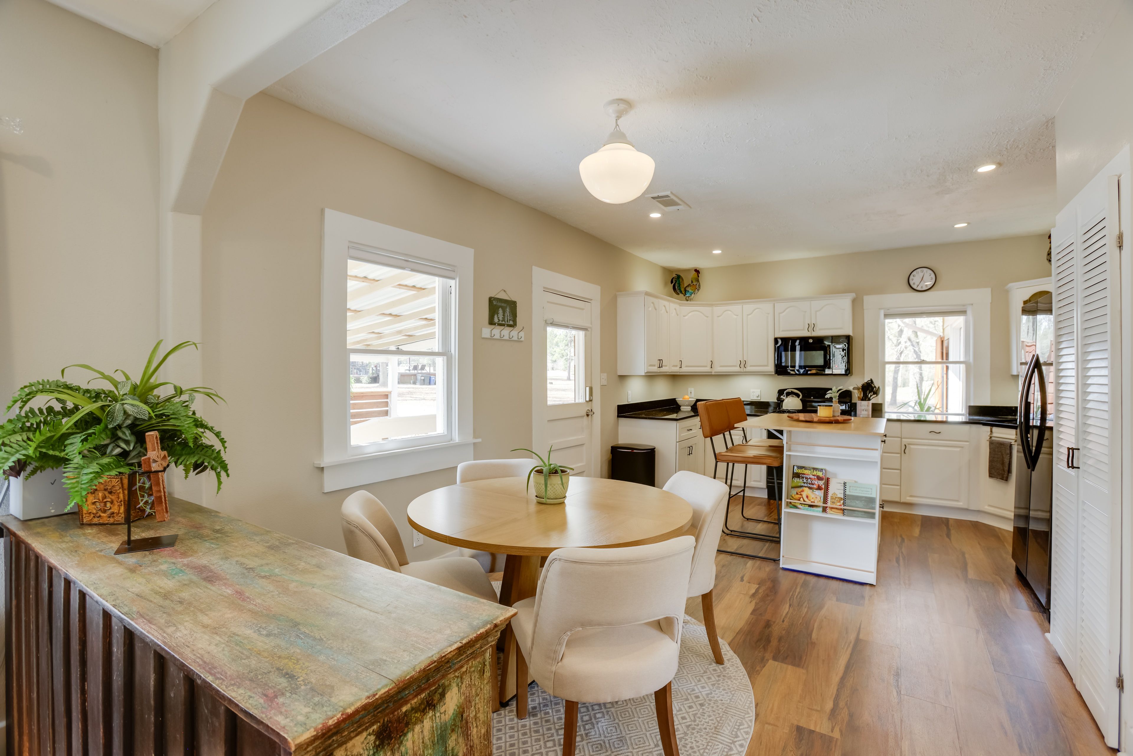 Dining Area | Dishware/Flatware Provided