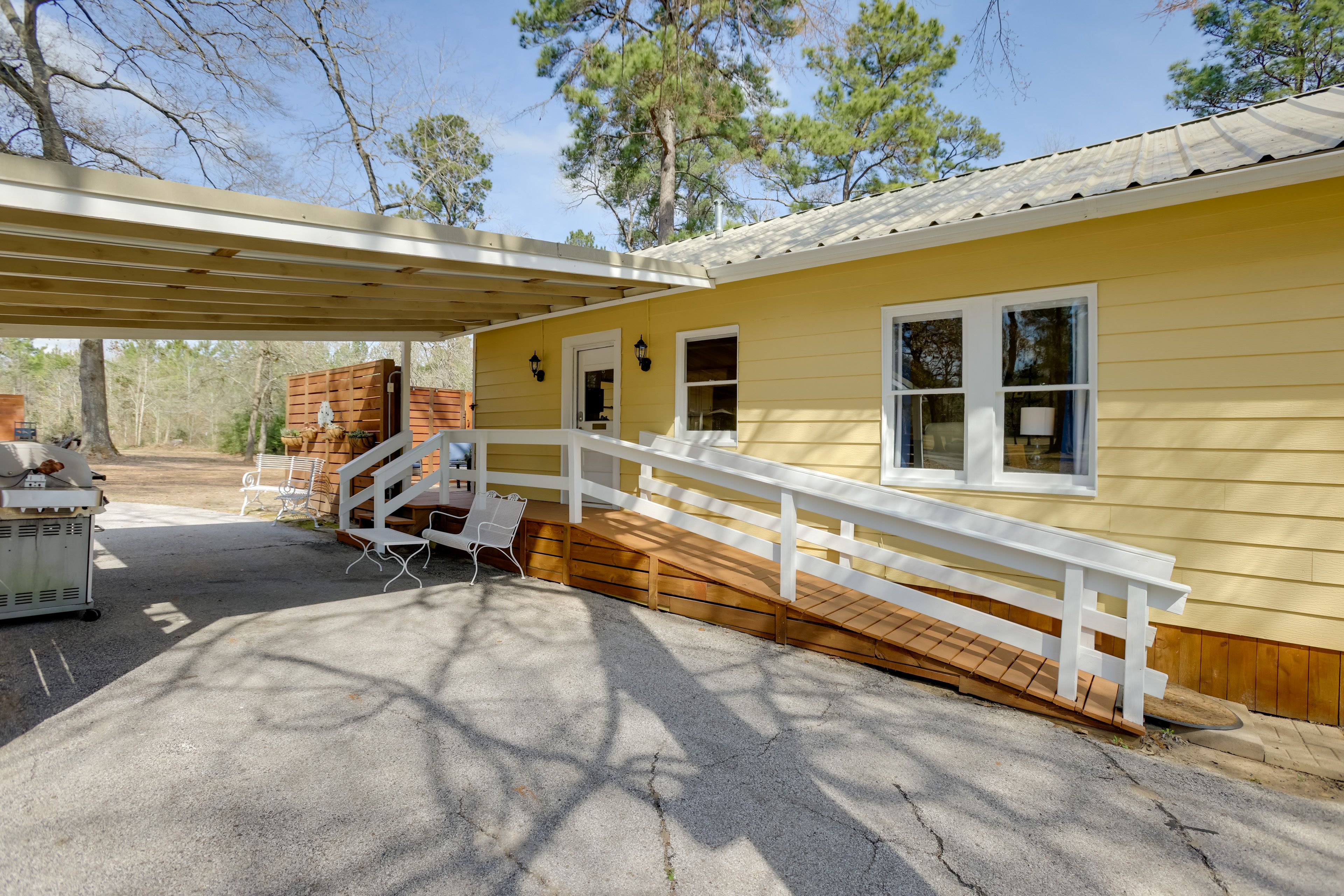 Lounge Area | Gas Grill